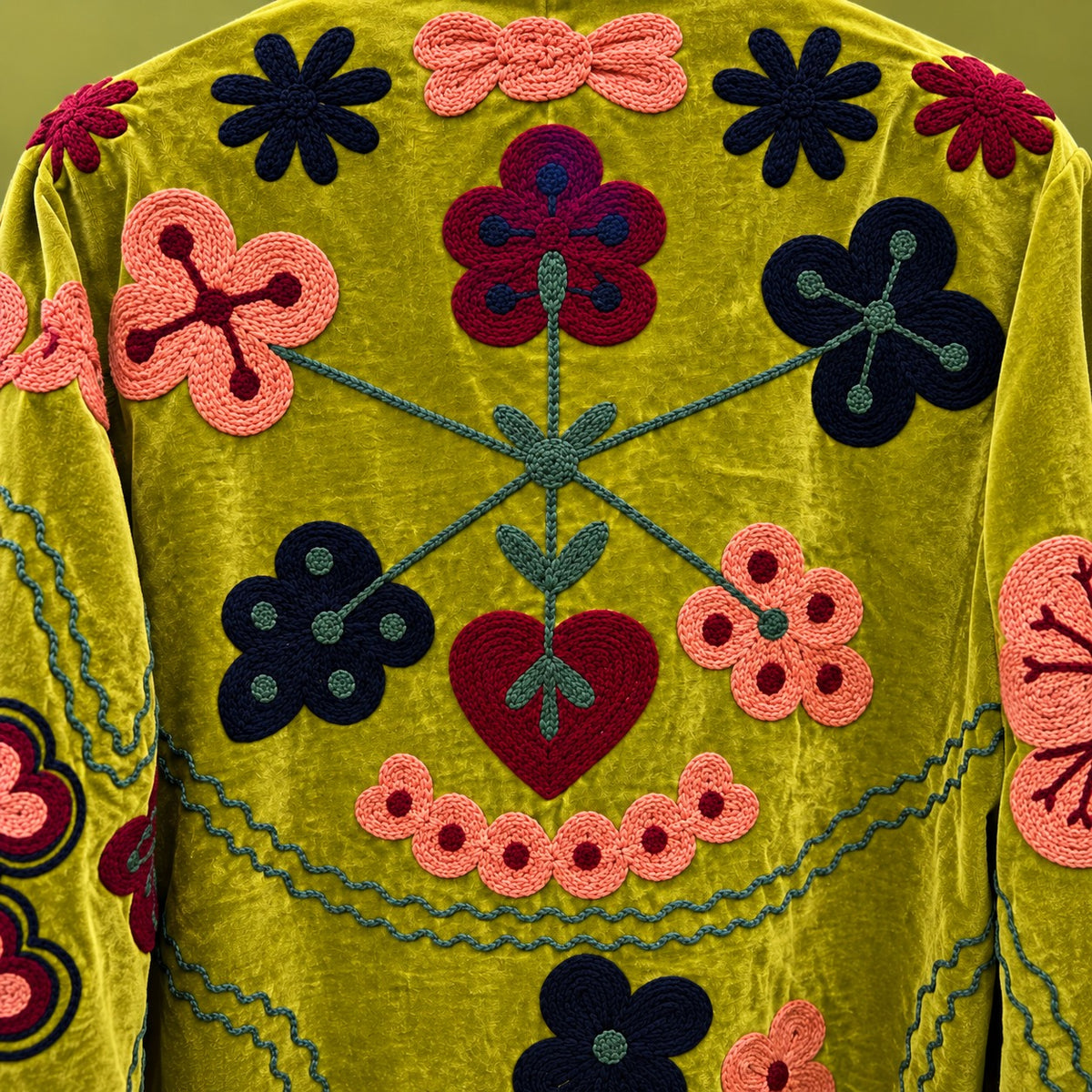 Suzani Velvet Jacket #02 Olive Garden – Detail der Kettenstich-Stickerei