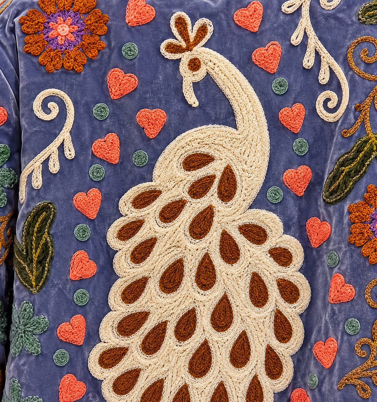 Suzani Velvet Jacket #07 Lavender Peacock – Detail der Kettenstich-Stickerei