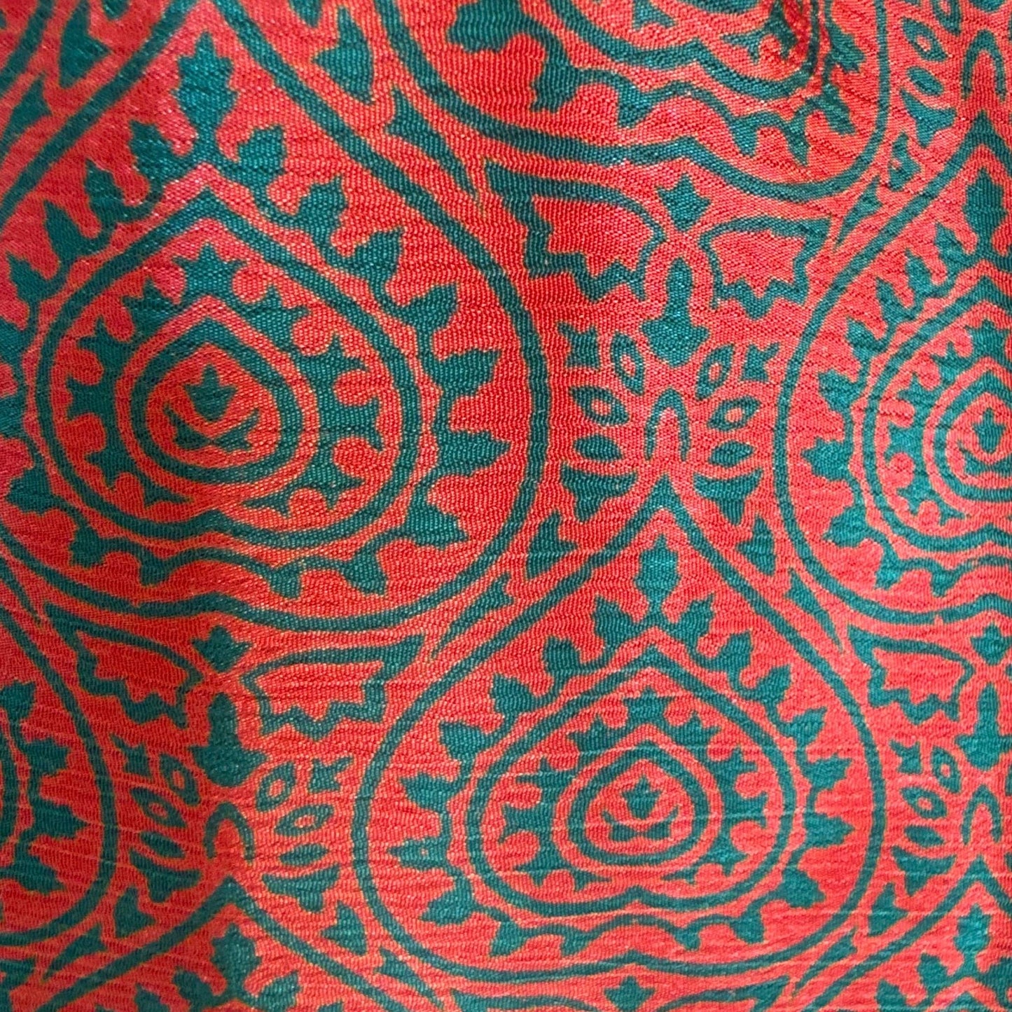 Upcycled Tiered Palazzo Pants #1053 aus Vintage-Sari in Rot & Türkis – Detailansicht