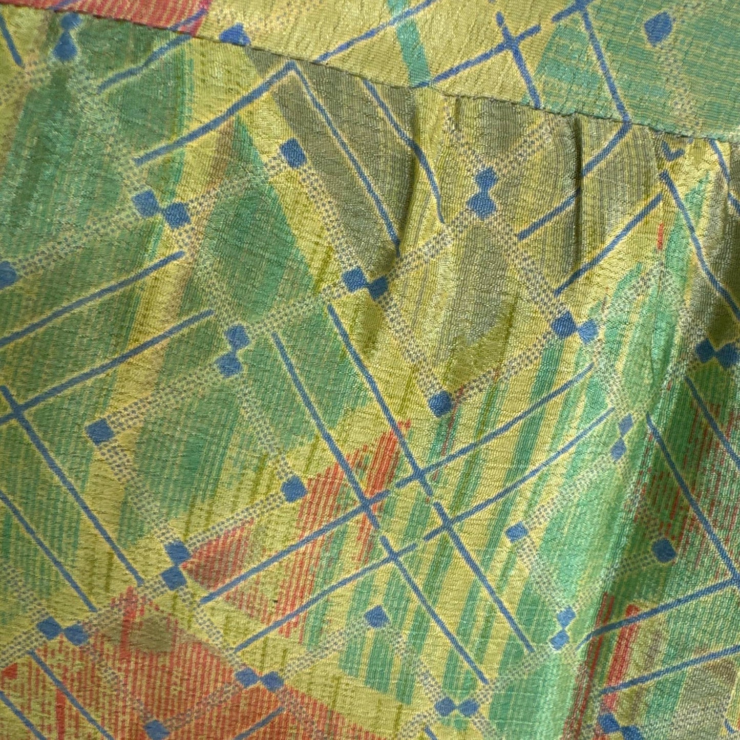 Upcycled Tiered Palazzo Pants #1058 aus Vintage-Sari in Oliv & Gelb – Detailansicht