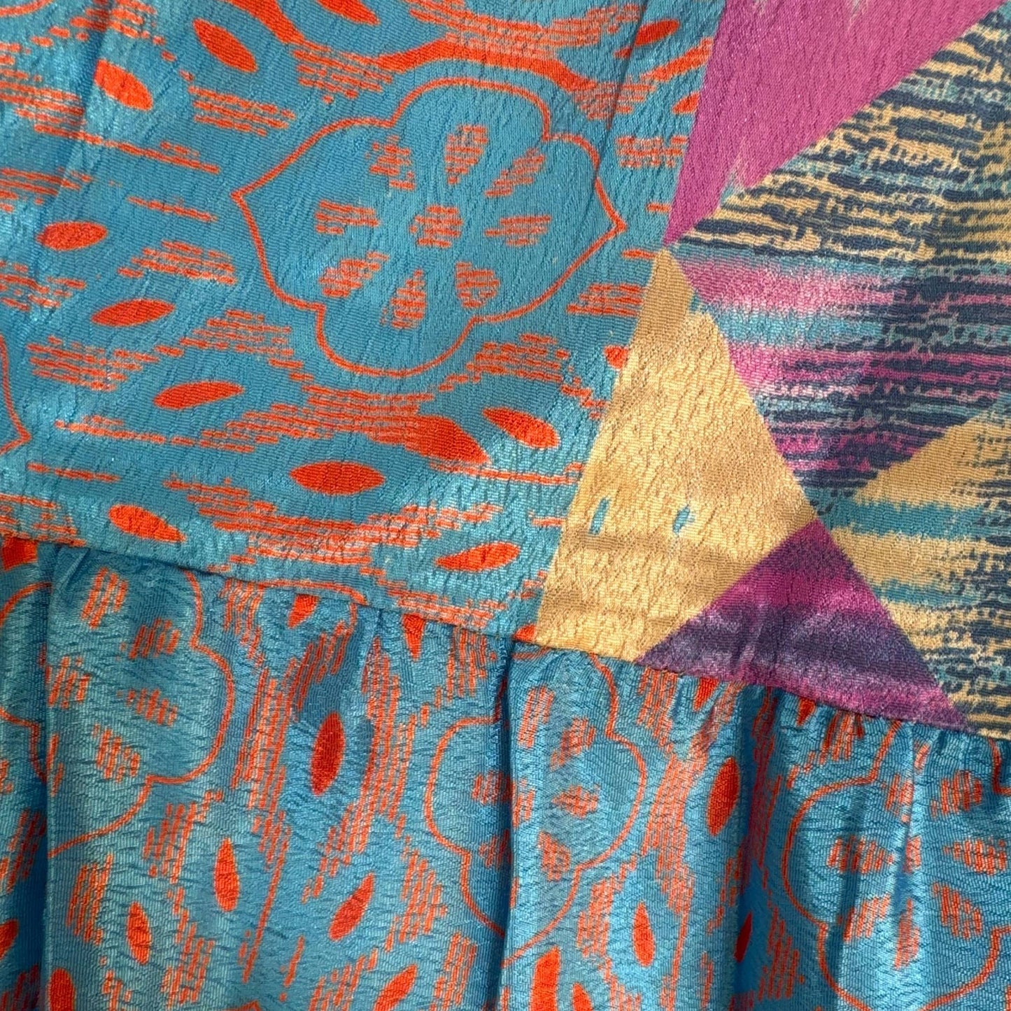 Upcycled Tiered Palazzo Pants #1059 aus Vintage-Sari in Blau & Grau – Detailansicht