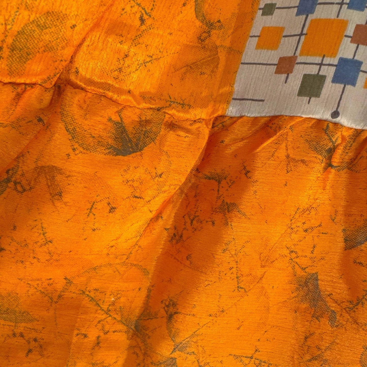 Upcycled Tiered Palazzo Pants #1074 aus Vintage-Sari in Orange – Detailansicht