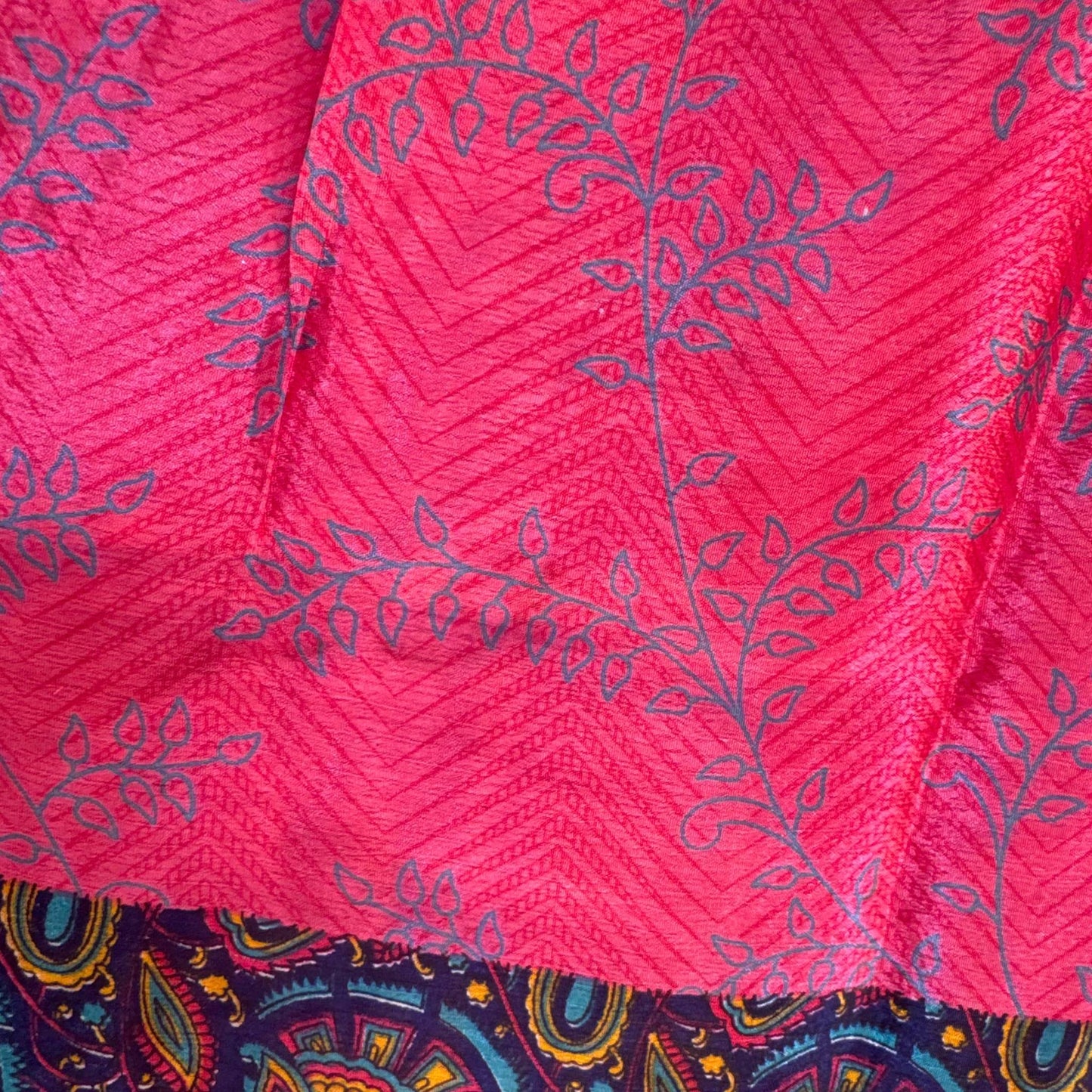 Upcycled Tiered Palazzo Pants #1080 aus Vintage-Sari in Pink & Rot – Detailansicht