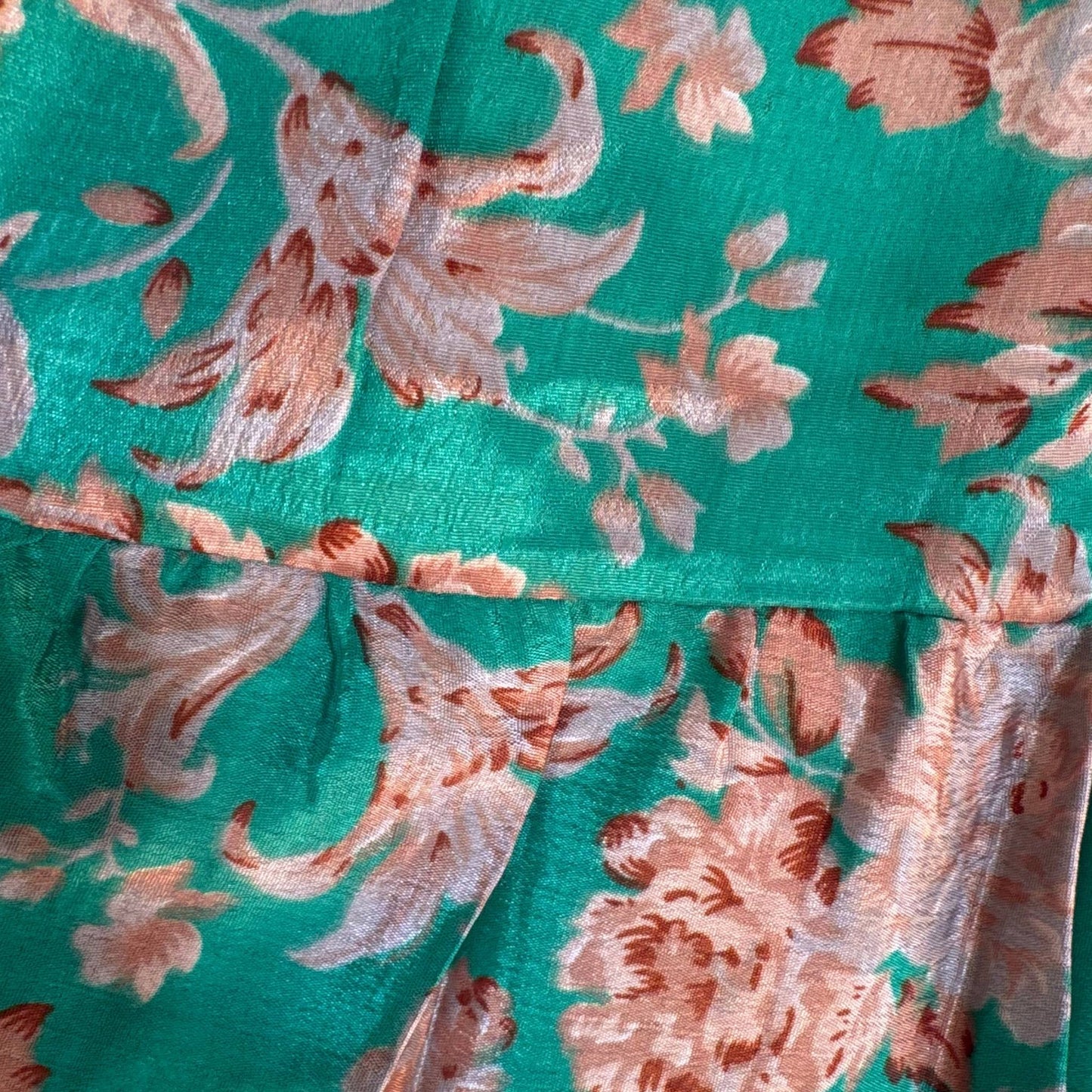 Upcycled Tiered Palazzo Pants #1090 aus Vintage-Sari in Türkis & Braun – Detailansicht