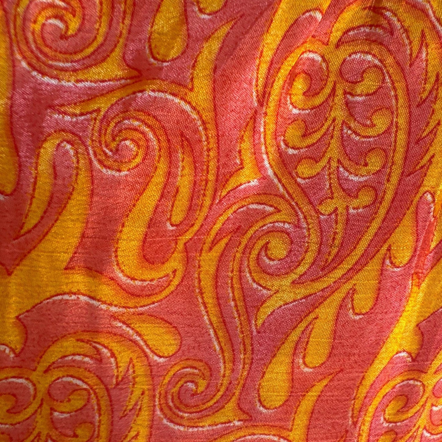 Upcycled Tiered Palazzo Pants #1092 aus Vintage-Sari in Rot & Orange – Detailansicht