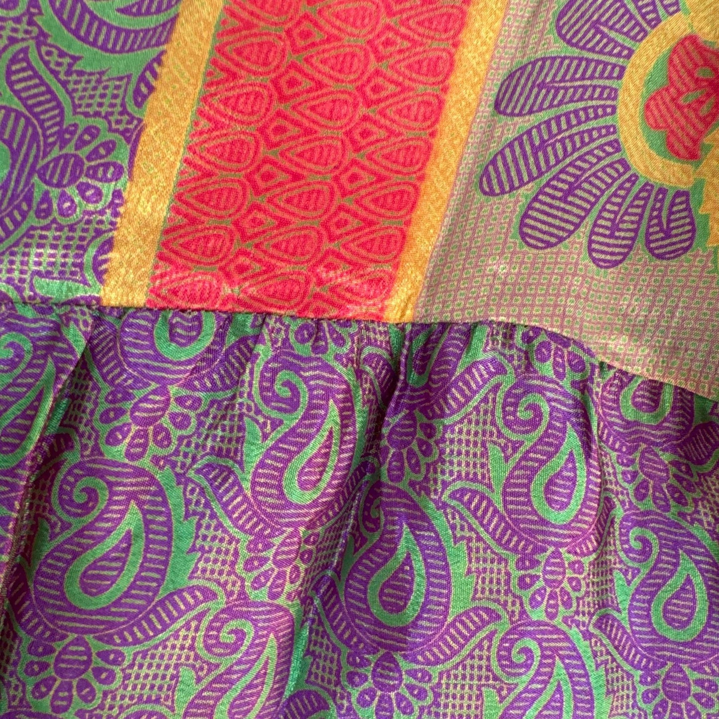 Upcycled Tiered Palazzo Pants #1097 aus Vintage-Sari in Lila & Beige – Detailansicht