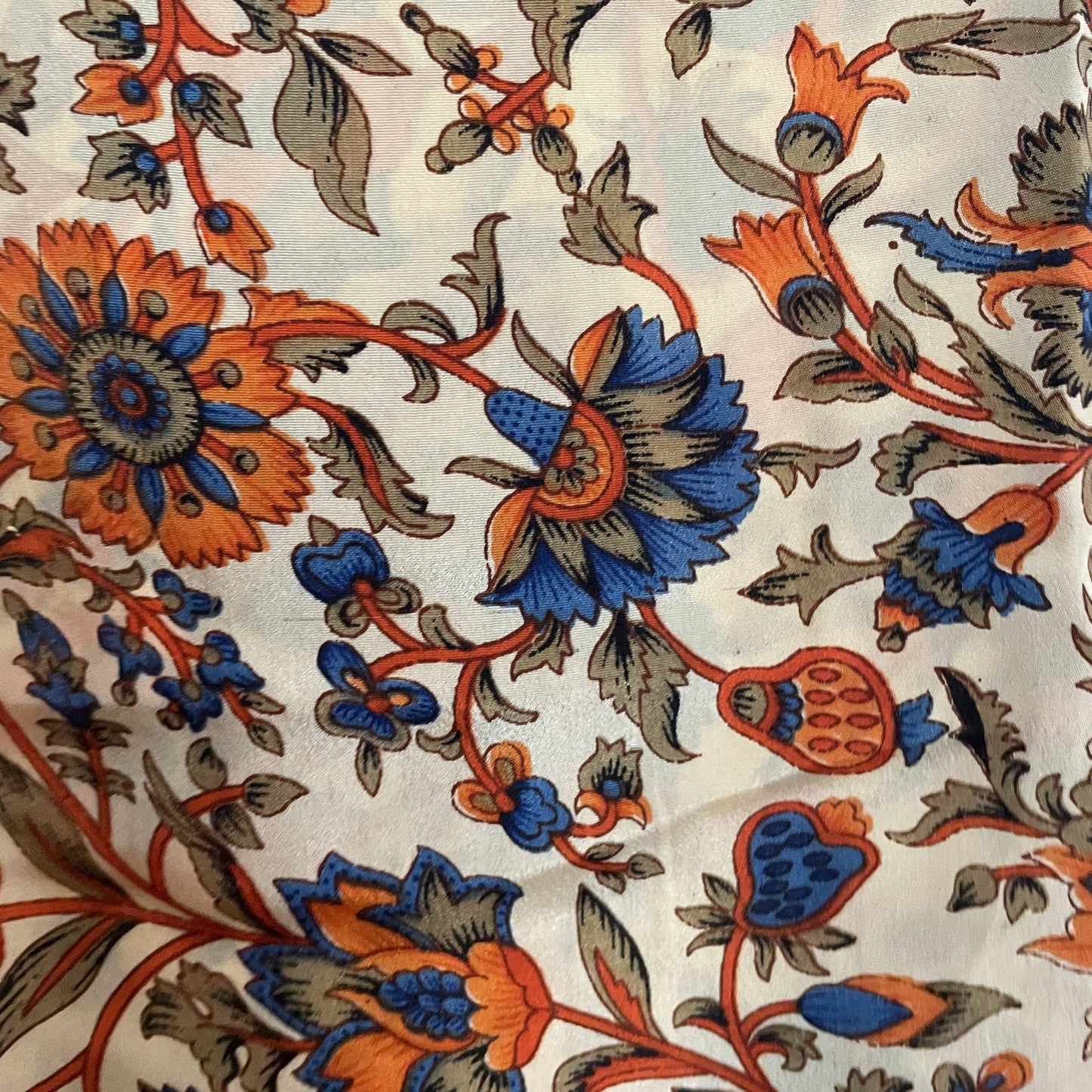 Upcycled Cropped Wickeltop #756 aus Vintage-Sari in Orange und Blau – Stoffdetail