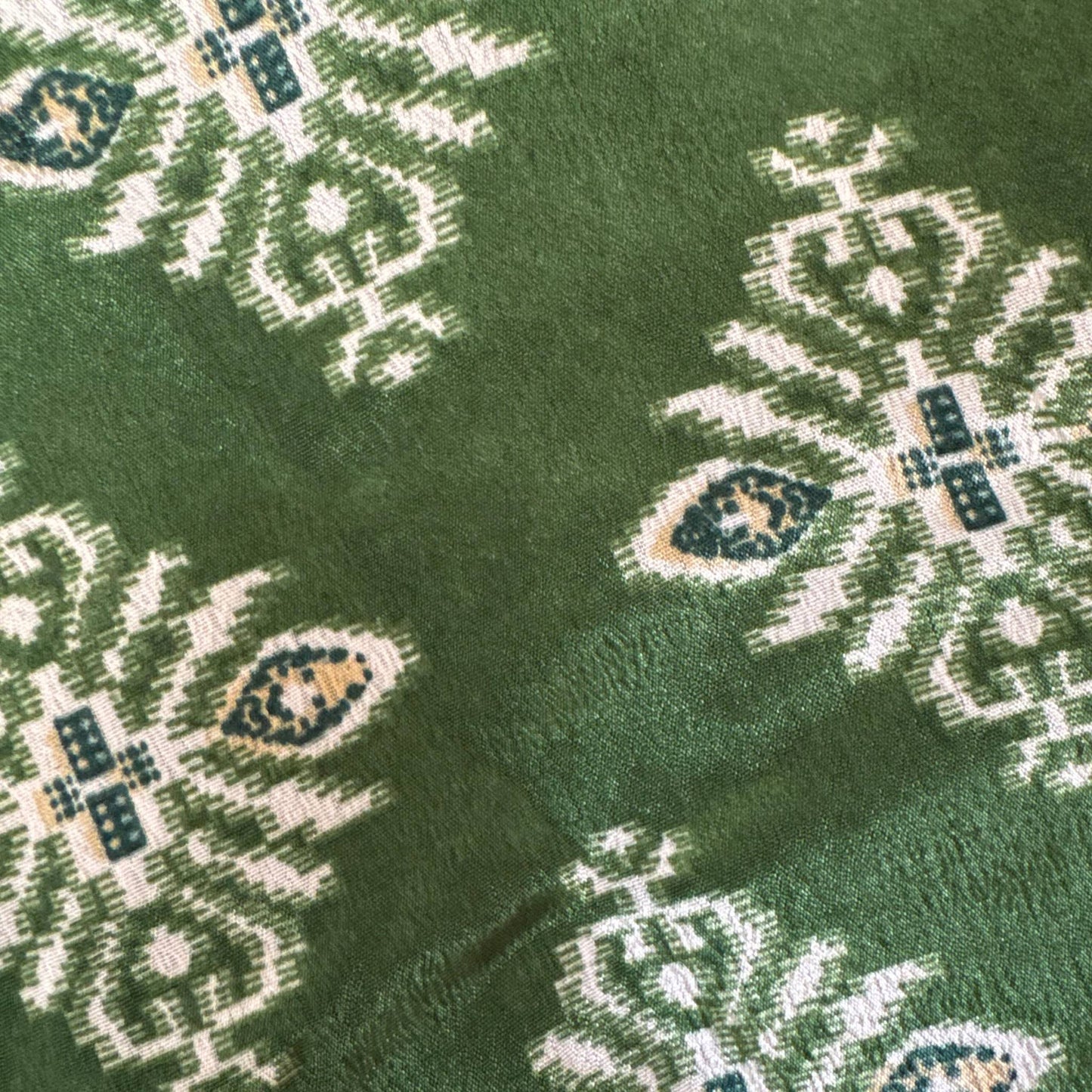 Upcycled Wickelbluse #900 aus Vintage-Sari in Grün – Detailansicht