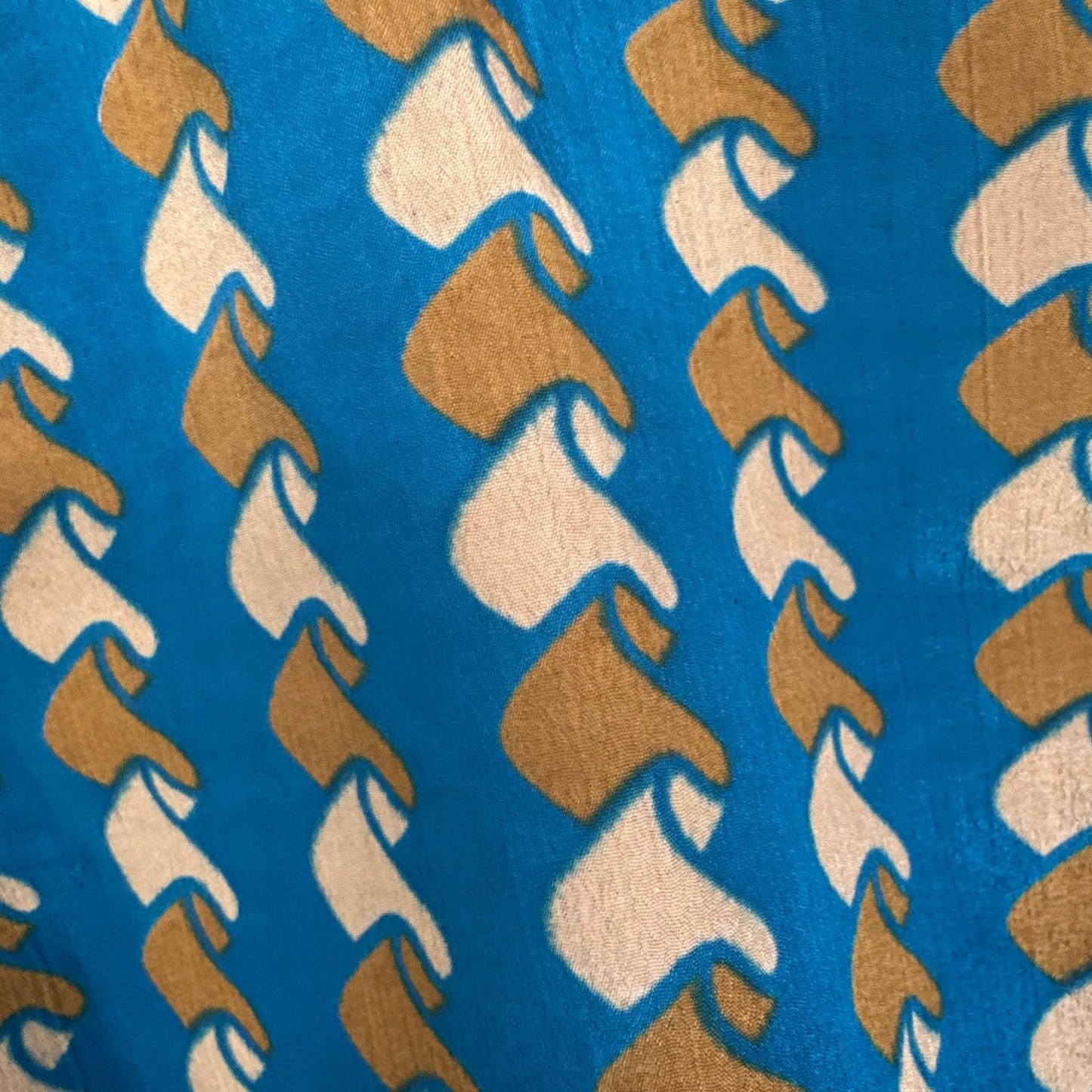 Upcycled Wickelbluse #921 aus Vintage-Sari in Türkis – Detailansicht