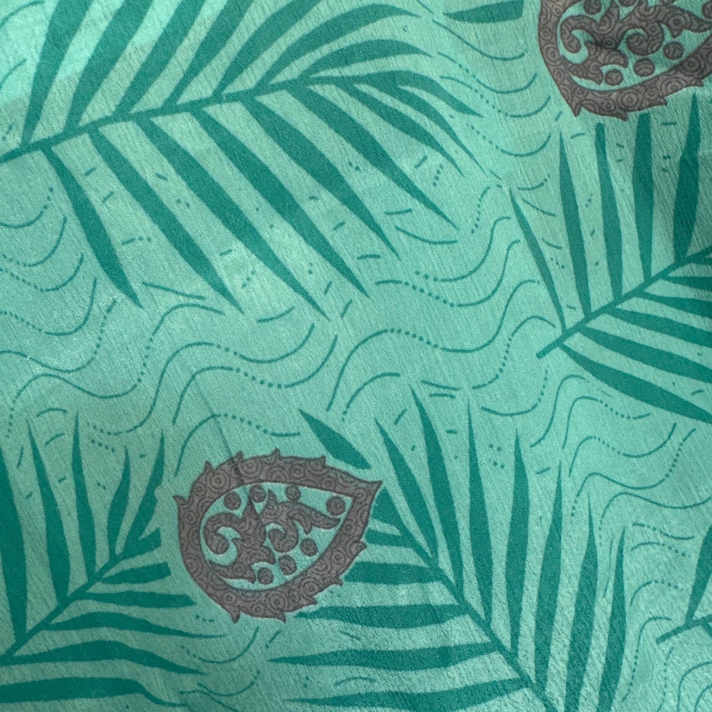 Upcycled Wickelbluse #924 aus Vintage-Sari in Türkis – Detailansicht