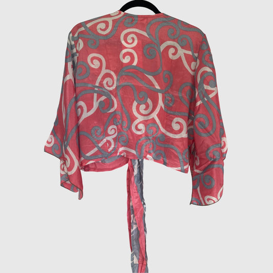 Upcycled Wickelbluse #930 aus Vintage-Sari in Rot & Grau – Rückansicht