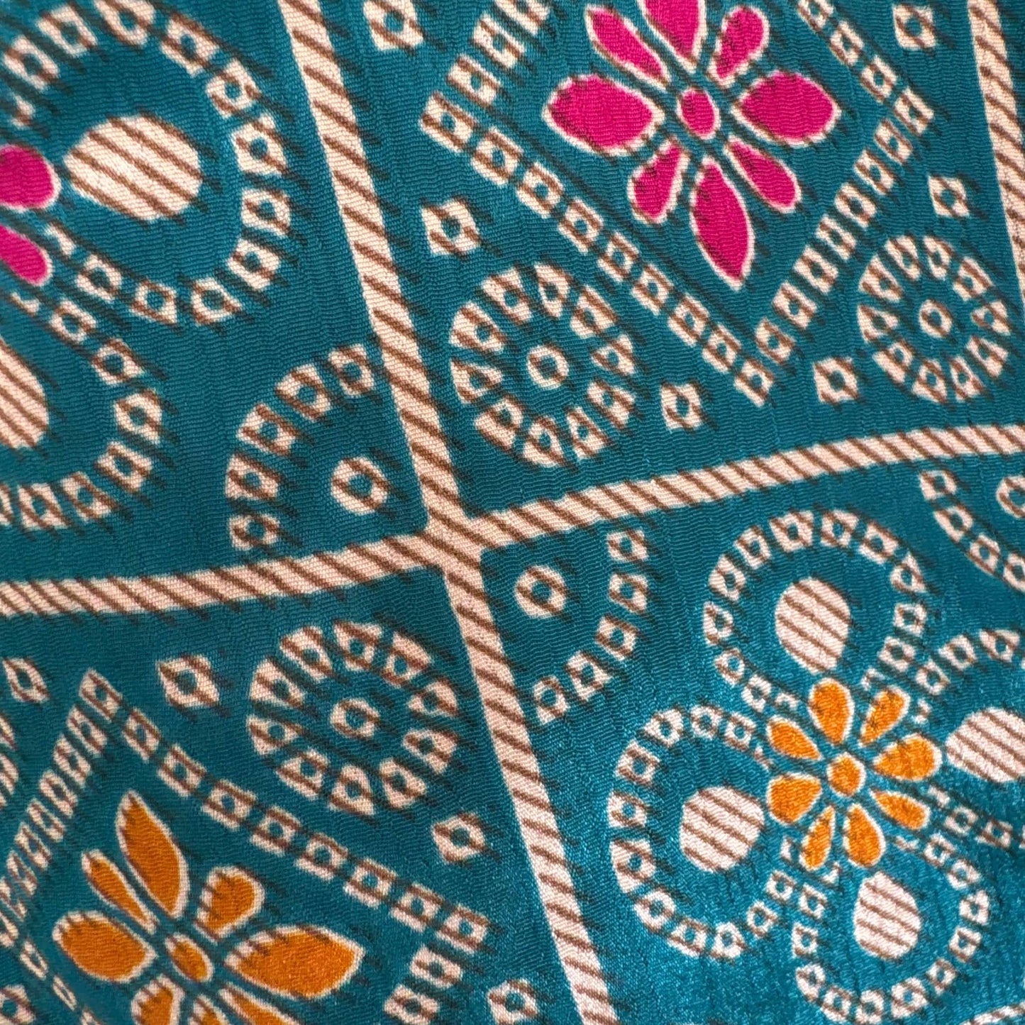Upcycled Wickelbluse #933 aus Vintage-Sari in Grün – Detailansicht