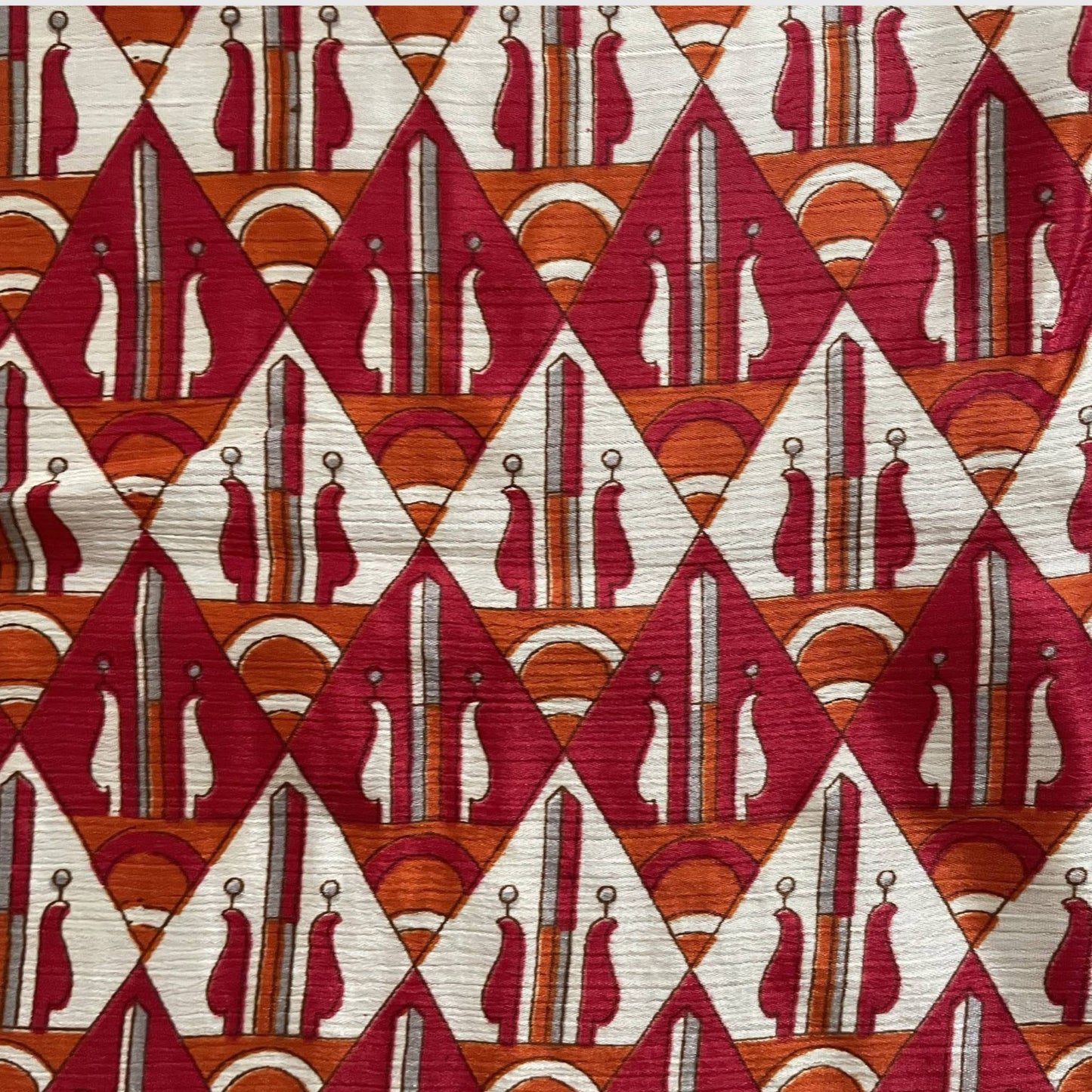 Stoffdetail: upcycelter Sari-Stoff in Rot