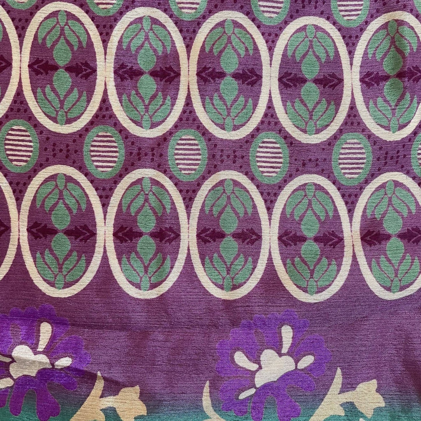 Stoffdetail: upcycelter Sari-Stoff in Lila