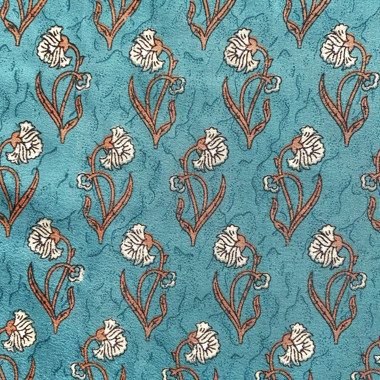 Stoffdetail: upcycelter Sari-Stoff in Türkis mit Blumen in Creme und Orange