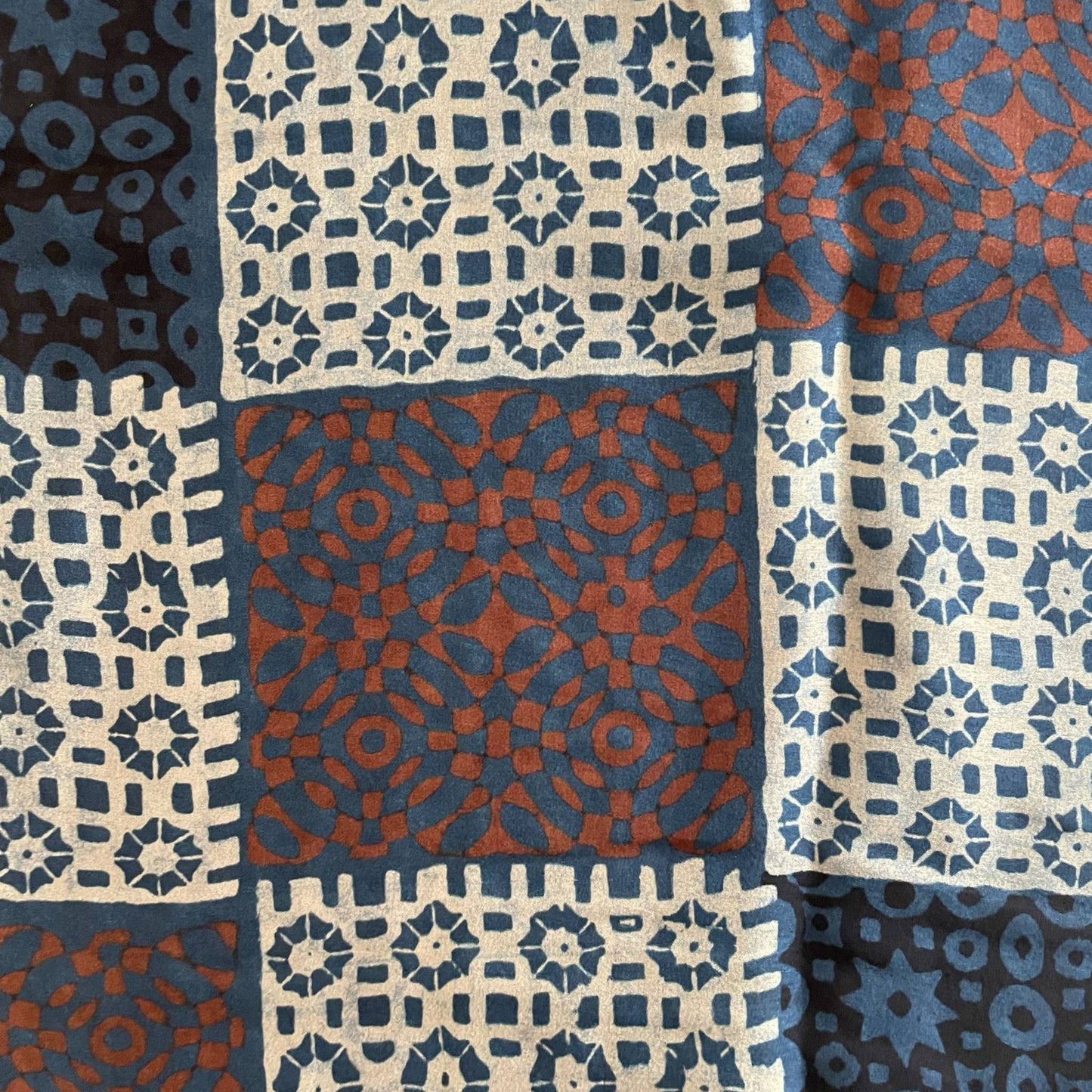 Stoffdetail: upcycelter Sari-Stoff in Blau
