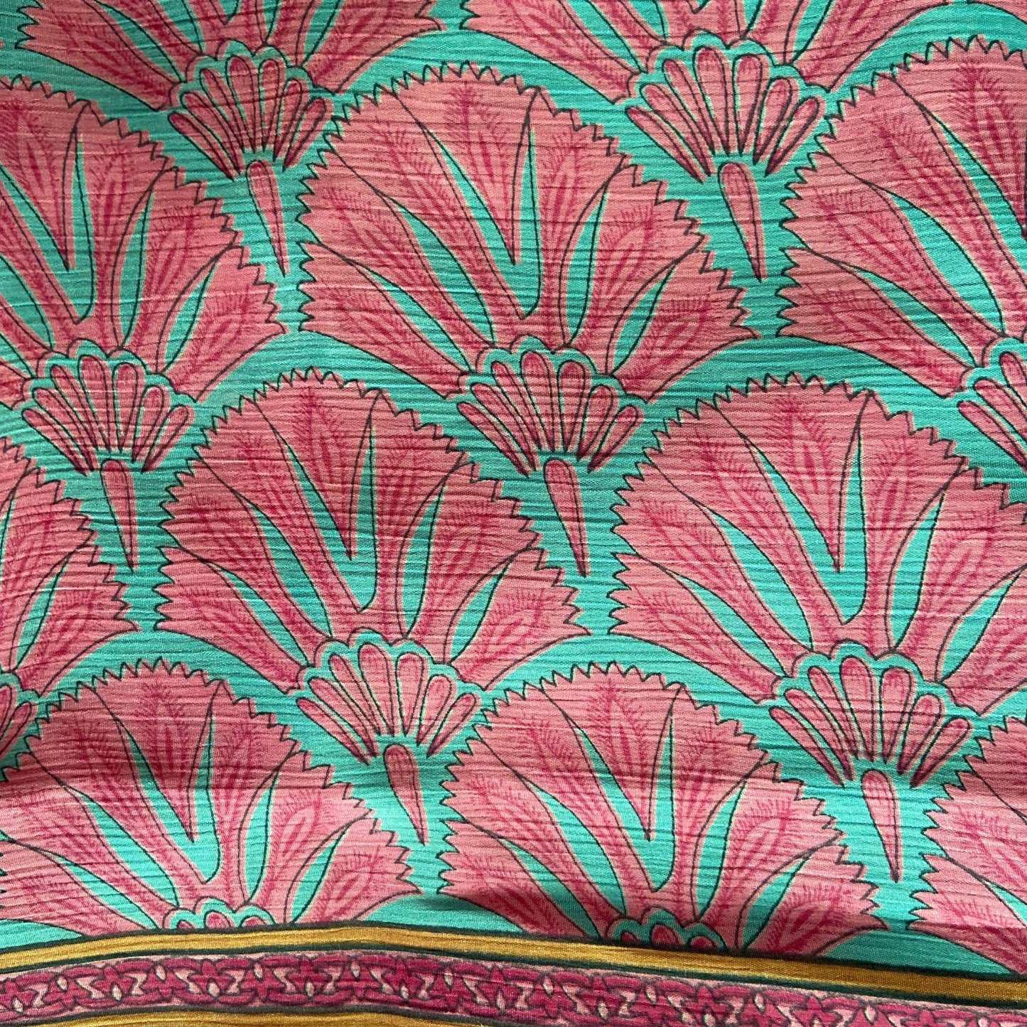 Stoffdetail: upcycelter Sari-Stoff in Rosa & Türkis
