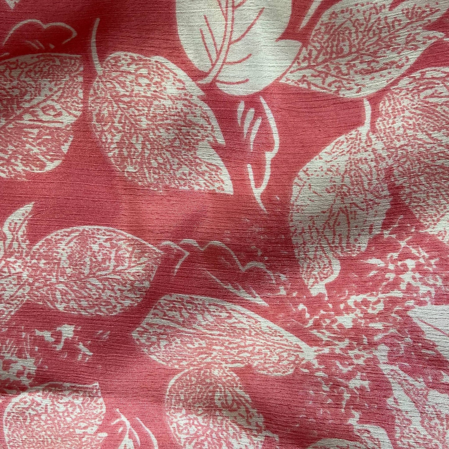 Stoffdetail: upcycelter Sari-Stoff in Rosa & Rot