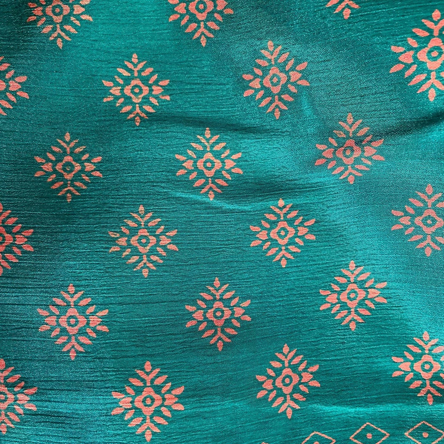 Stoffdetail: upcycelter Sari-Stoff in Türkis