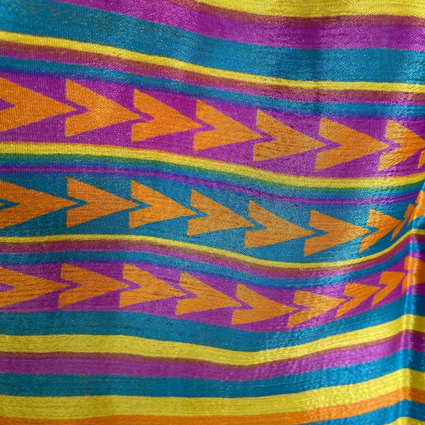 Stoffdetail: upcycelter Sari-Stoff in Bunt