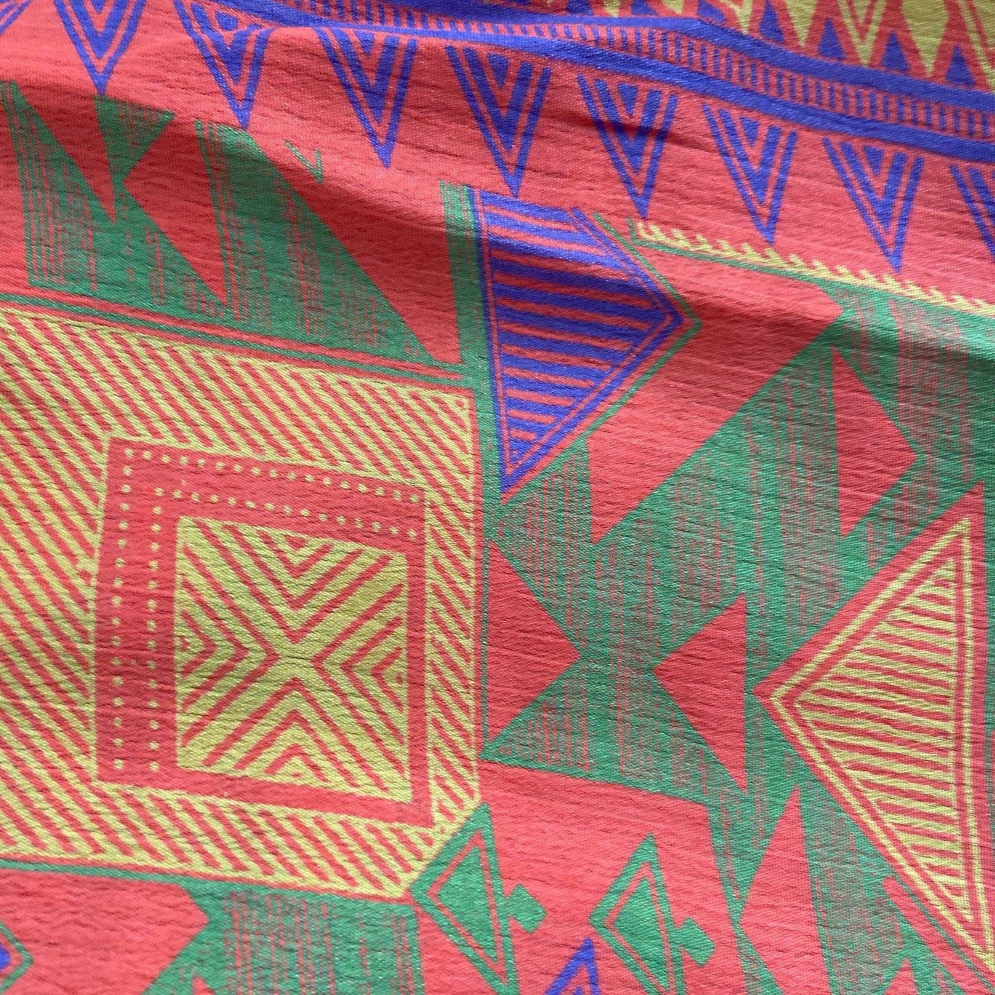 Stoffdetail: upcycelter Sari-Stoff in Rot & Grün