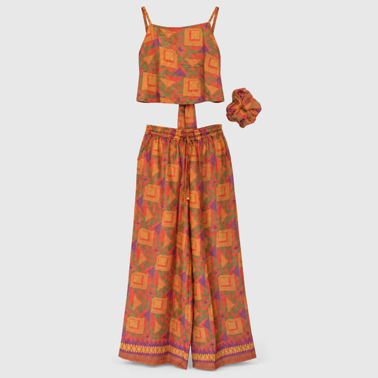 Upcycled Set aus Wickeltop und Palazzo-Hose aus Sari-Stoff in Rot & Grün, Vorderansicht