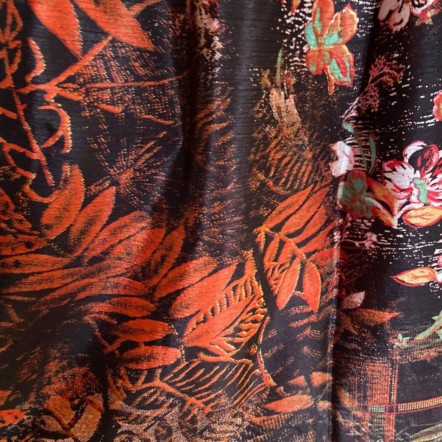 Stoffdetail: upcycelter Sari-Stoff in Rosa & Schwarz
