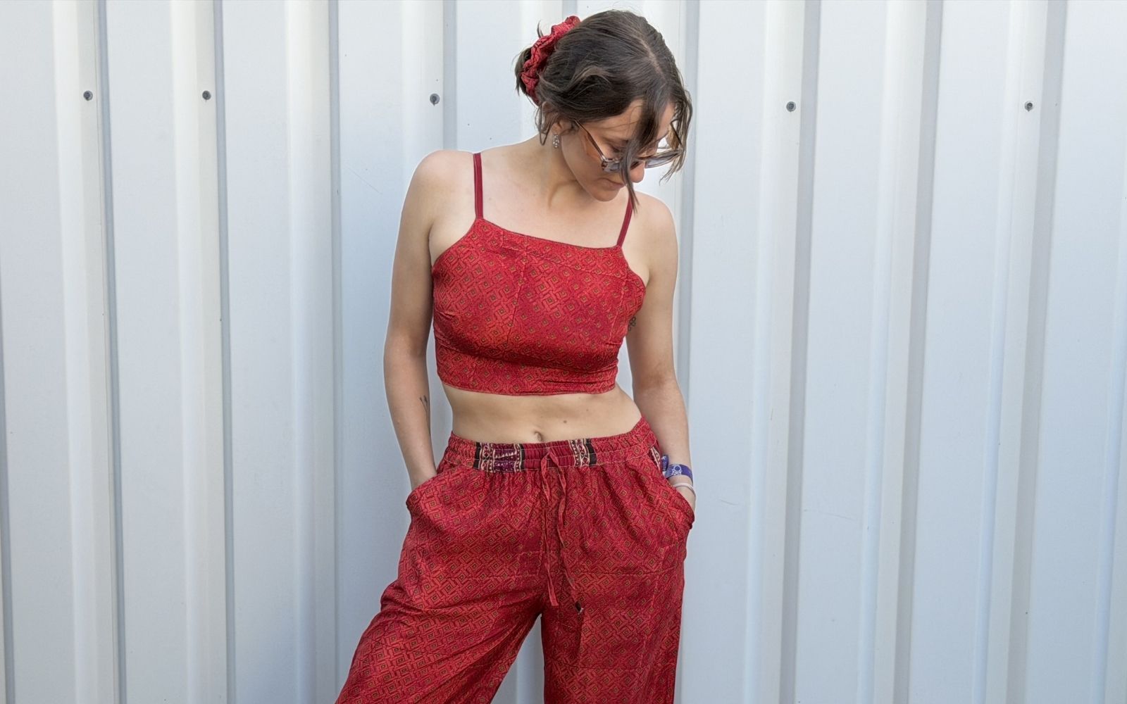 Model trägt Zweiteiler-Set aus roter Sari mit Rautenmuster: Crop Top und Palazzo-Hose mit Taschen