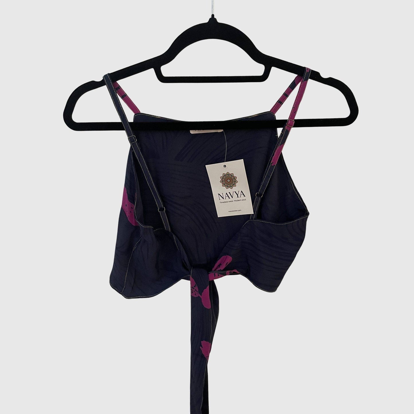 Upcycled Cropped Wickeltop #766 aus Vintage-Sari in Schwarz und Pink – Rückansicht