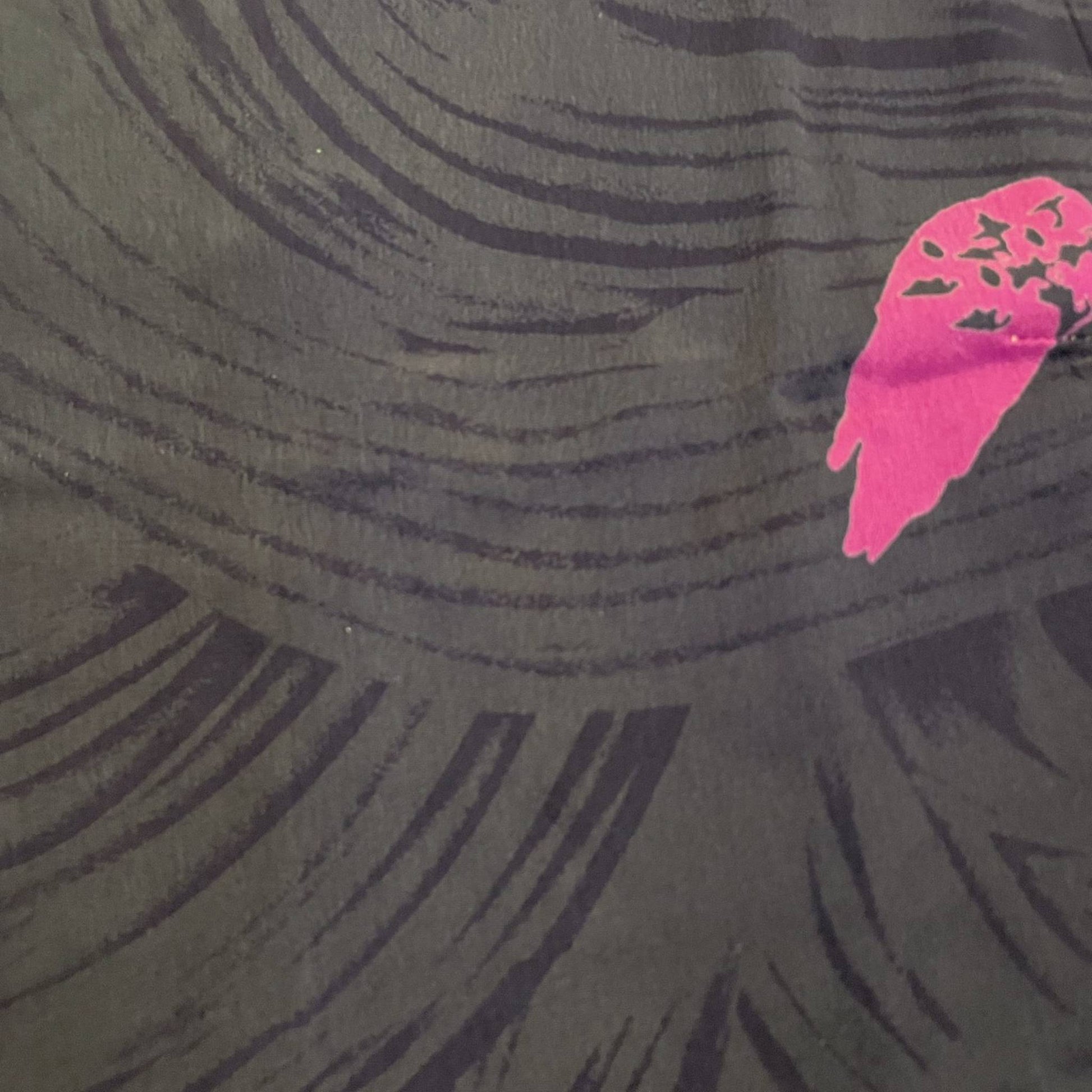 Upcycled Cropped Wickeltop #766 aus Vintage-Sari in Schwarz und Pink – Stoffdetail