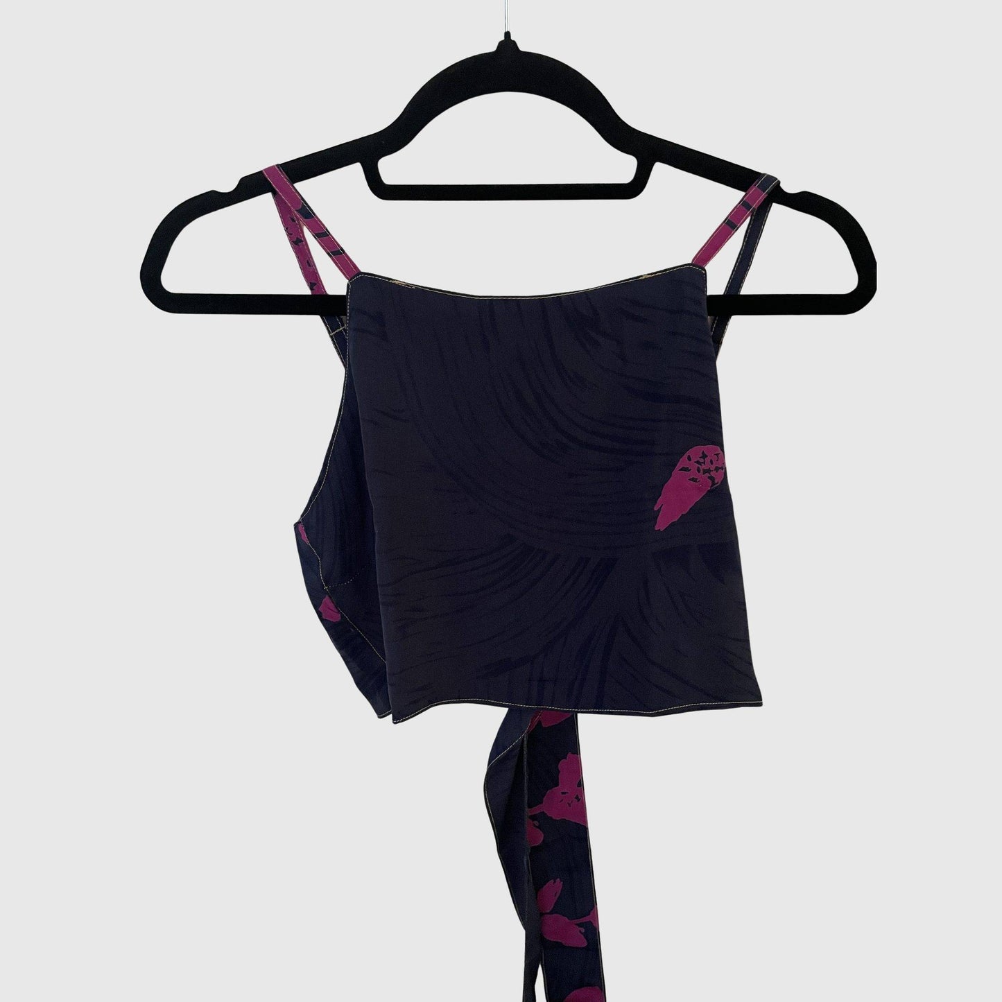 Upcycled Cropped Wickeltop #766 aus Vintage-Sari in Schwarz und Pink – Vorderansicht