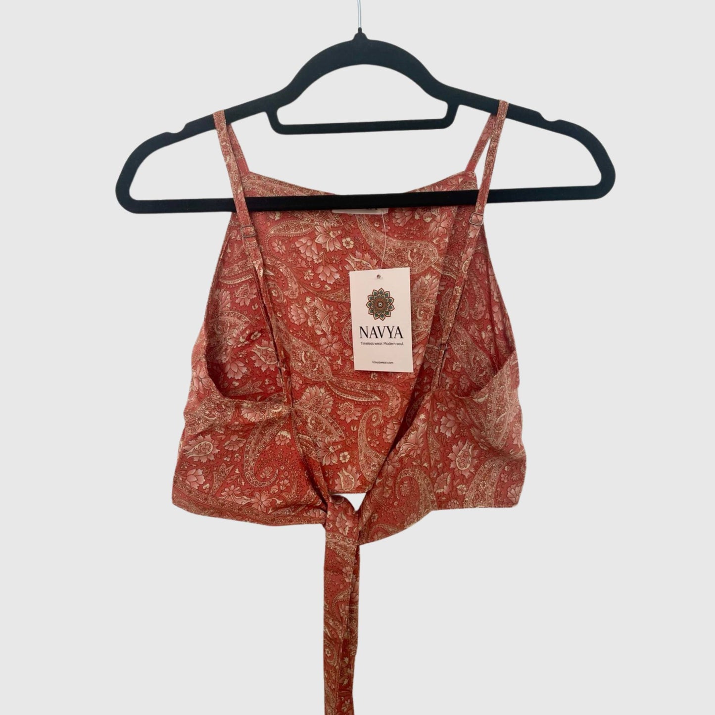 Upcycled Cropped Wickeltop #769 aus Vintage-Sari in Rot – Rückansicht
