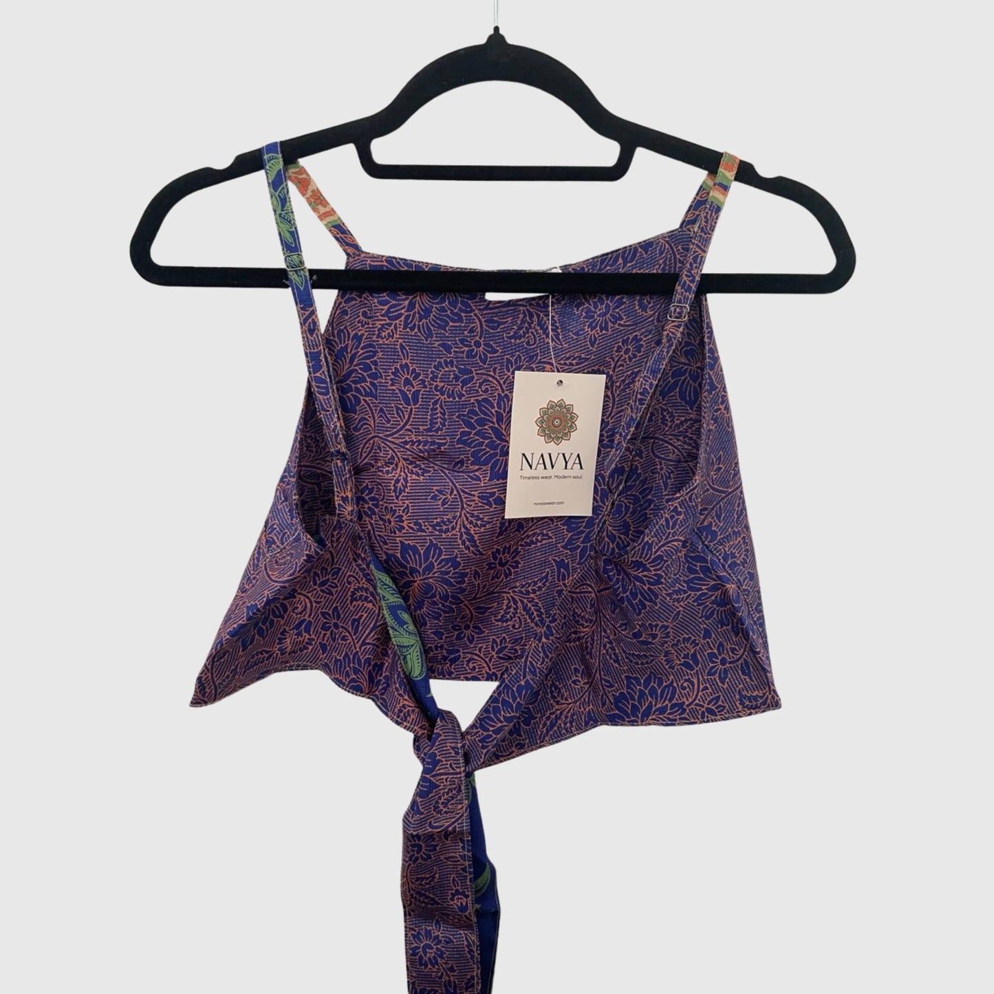 Upcycled Cropped Wickeltop #776 aus Vintage-Sari in Lila – Rückansicht