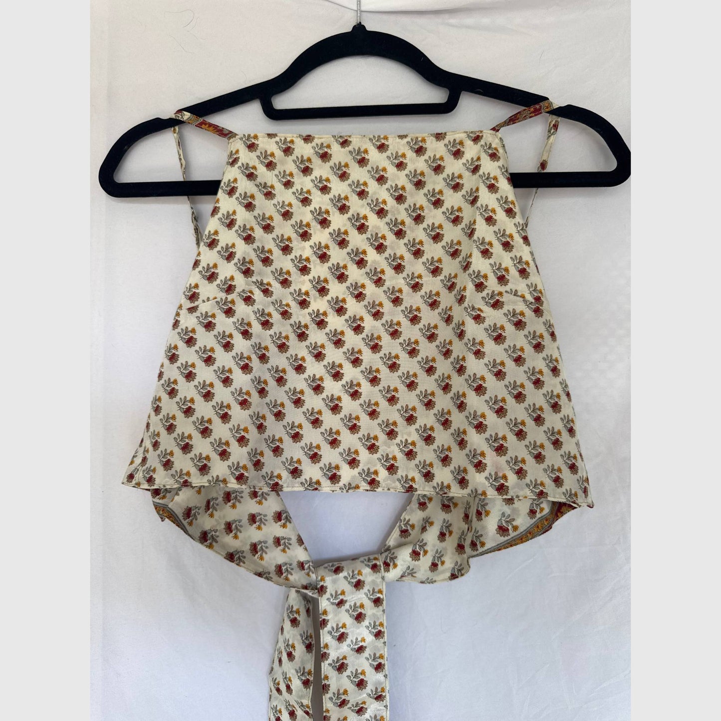 Upcycled Cropped Wickeltop #783 aus Vintage-Sari in Weiß – Vorderansicht