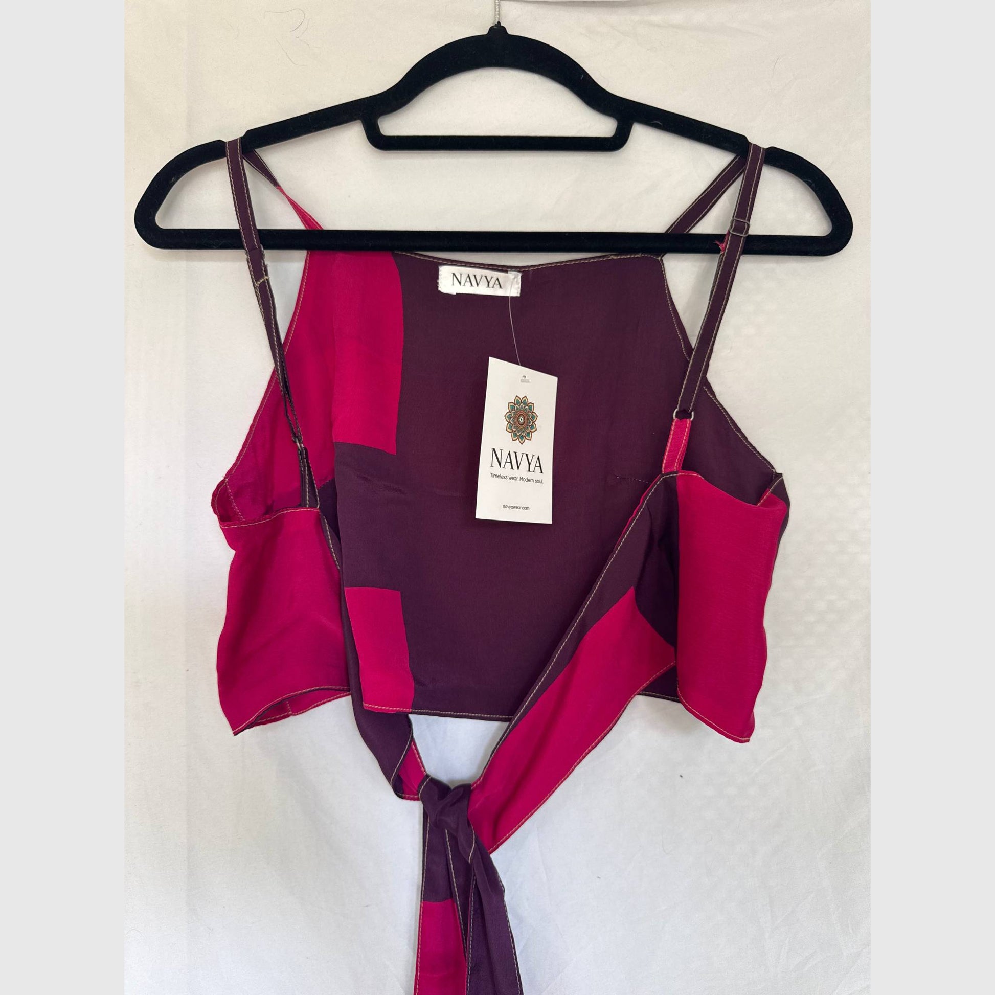 Upcycled Cropped Wickeltop #784 aus Vintage-Sari in Weiß & Pink – Rückansicht