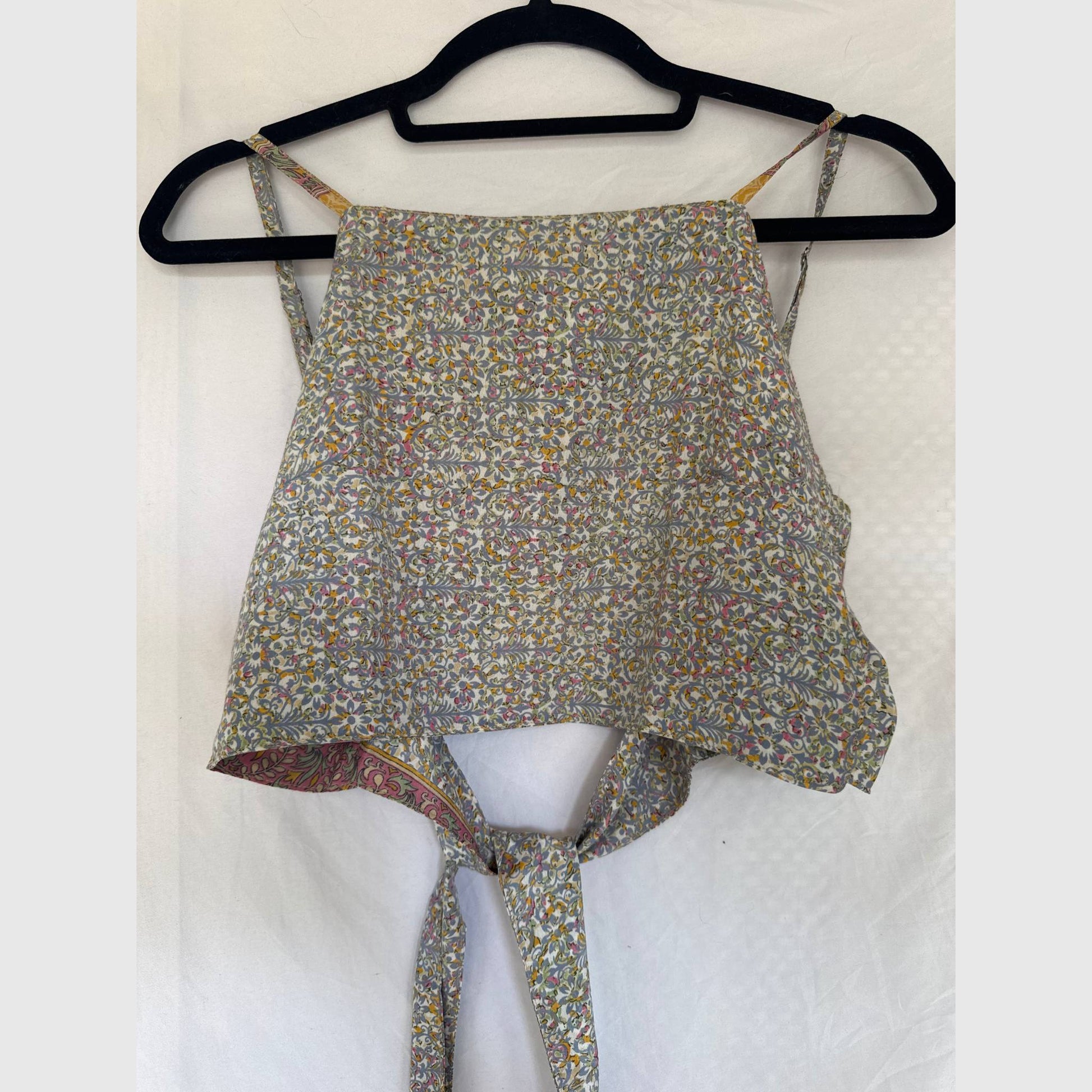 Upcycled Cropped Wickeltop #785 aus Vintage-Sari in Weiß & Grau – Vorderansicht