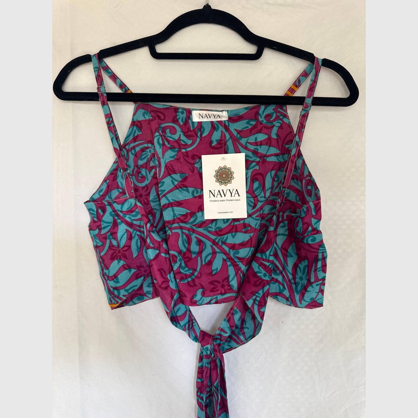 Upcycled Cropped Wickeltop #786 aus Vintage-Sari in Weiß & Dunkelrot – Rückansicht