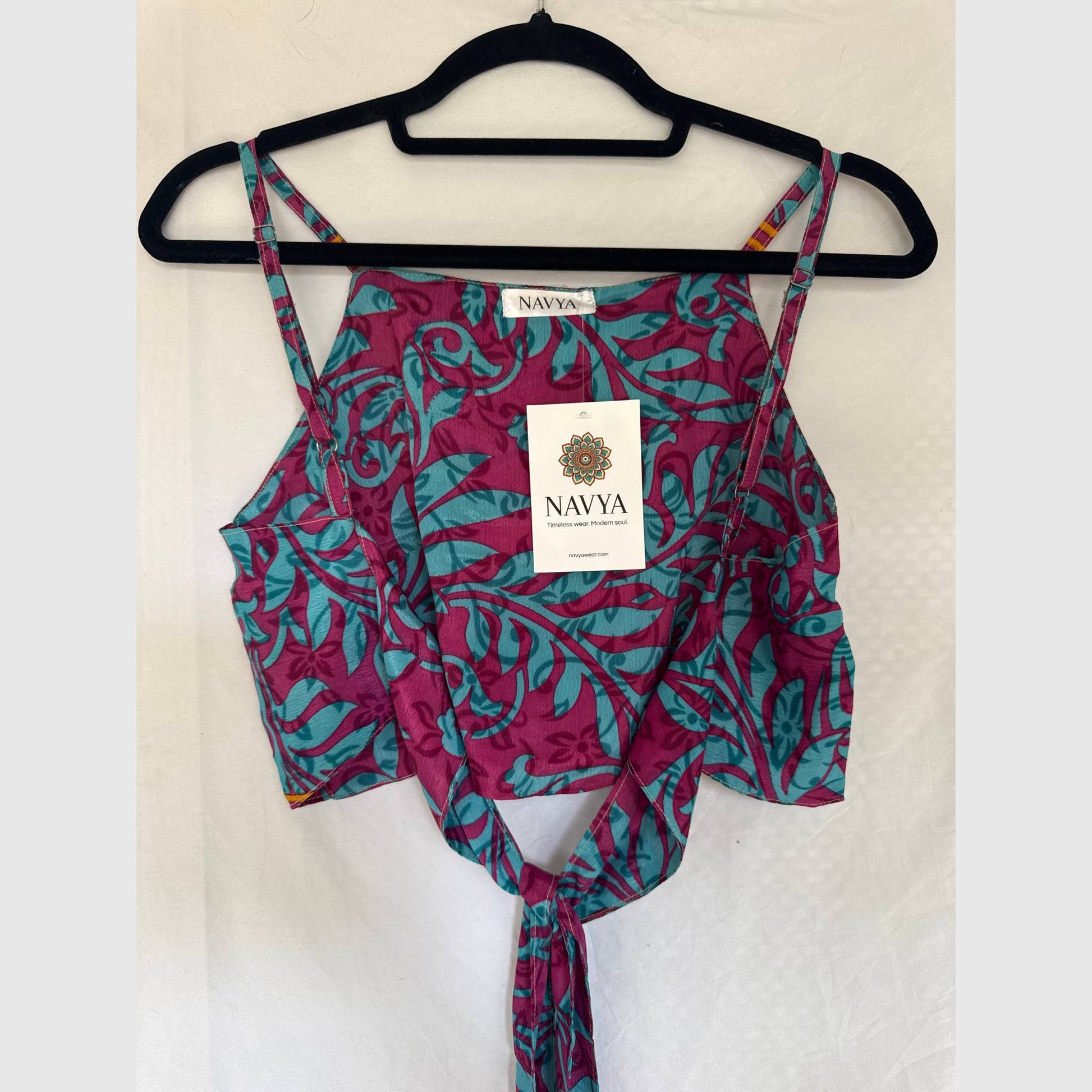 Upcycled Cropped Wickeltop #786 aus Vintage-Sari in Weiß & Dunkelrot – Rückansicht