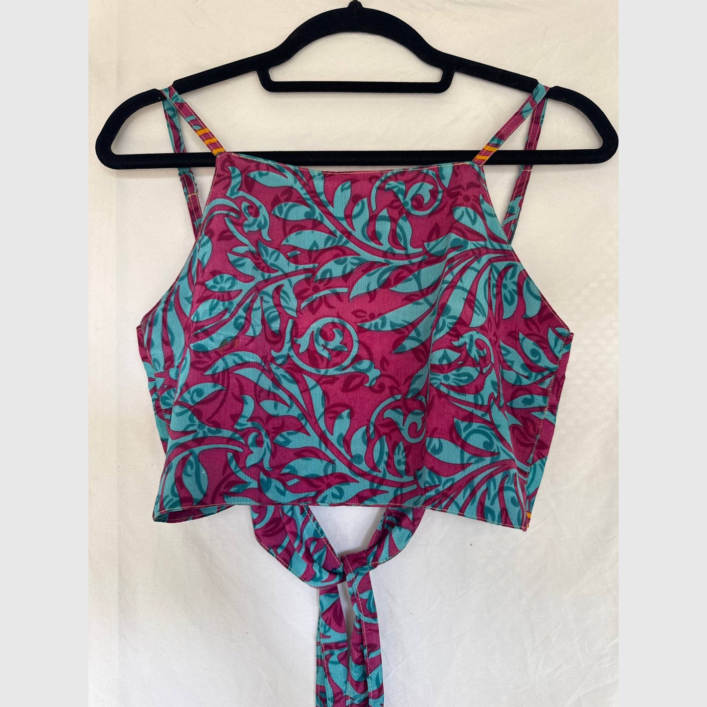 Upcycled Cropped Wickeltop #786 aus Vintage-Sari in Weiß & Dunkelrot – Vorderansicht