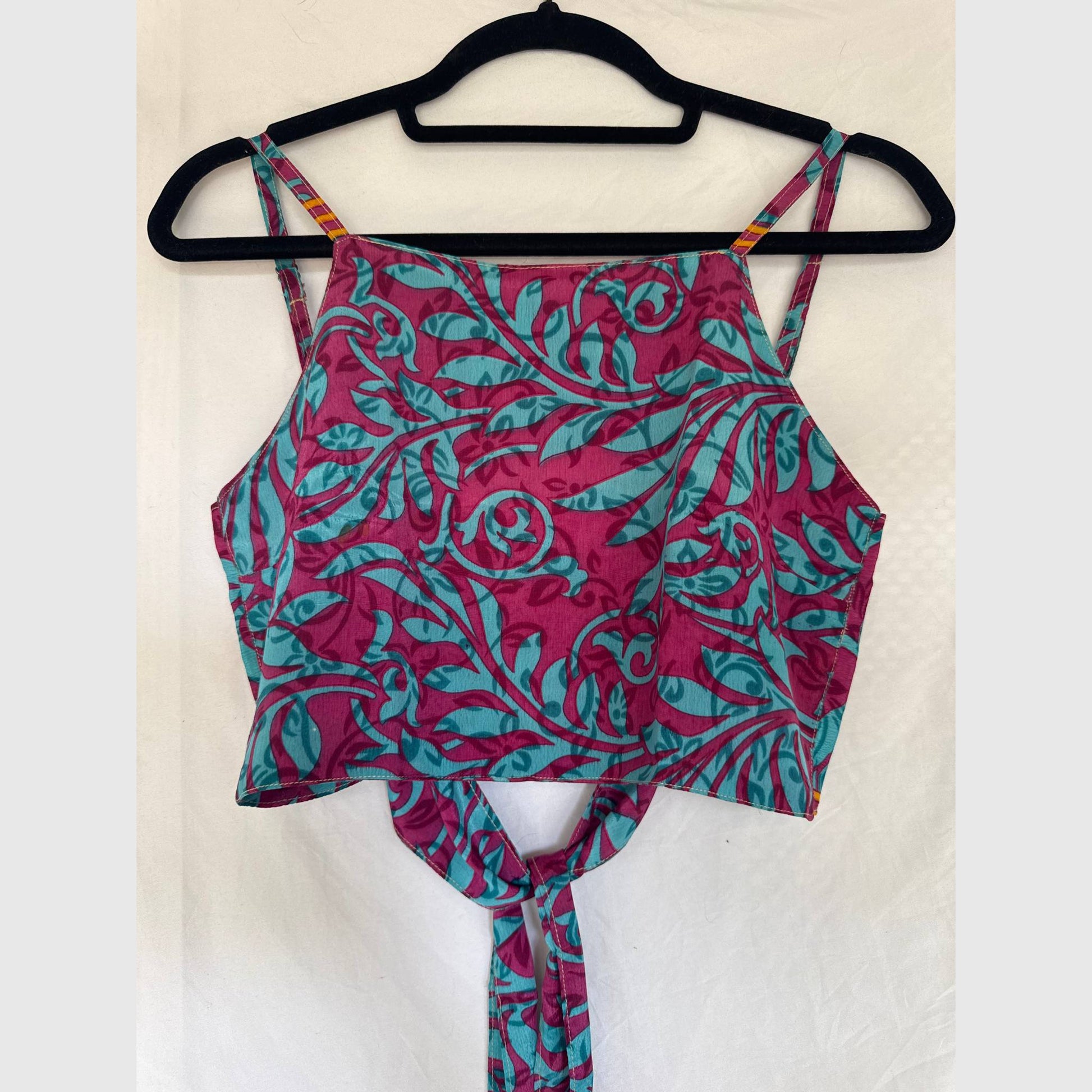 Upcycled Cropped Wickeltop #786 aus Vintage-Sari in Weiß & Dunkelrot – Vorderansicht