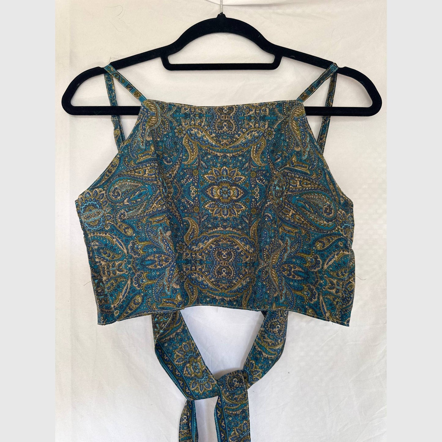 Upcycled Cropped Wickeltop #791 aus Vintage-Sari in Grün & Weiß – Vorderansicht