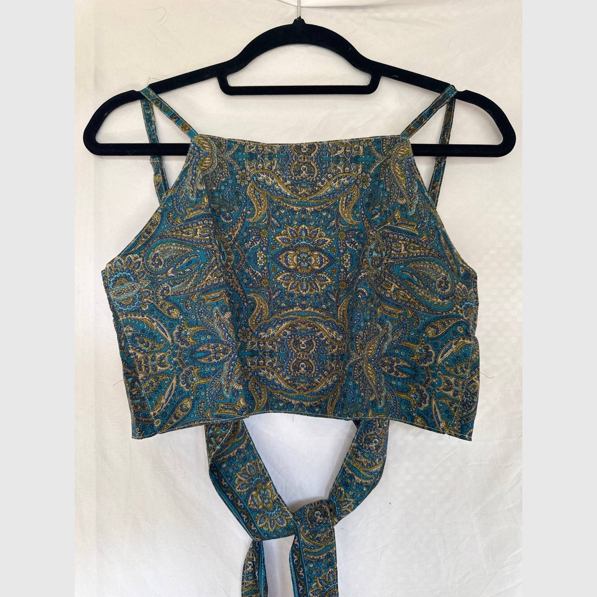 Upcycled Cropped Wickeltop #791 aus Vintage-Sari in Grün & Weiß – Vorderansicht