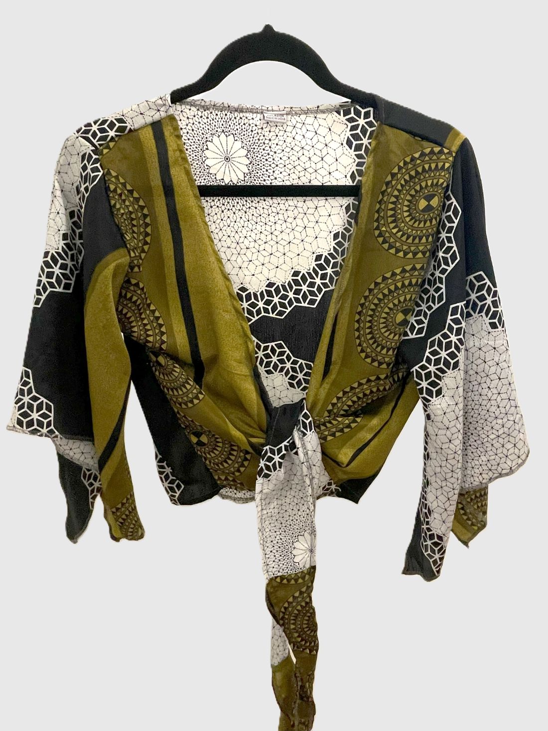 Indian Tight Top Bluse in Grün, Schwarz und Weiß