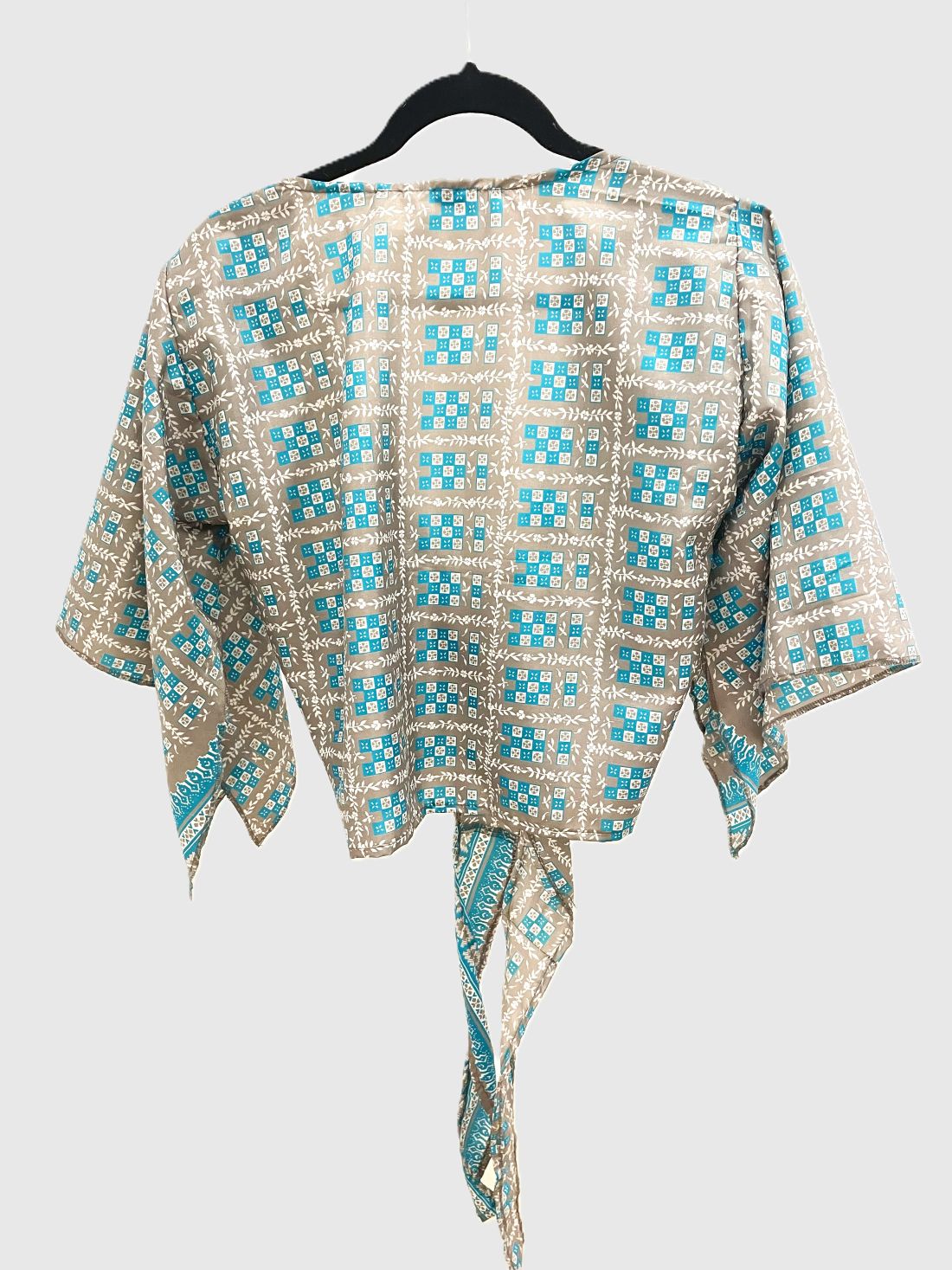 Indian Tight Top Bluse in Türkis, Grau und Weiß
