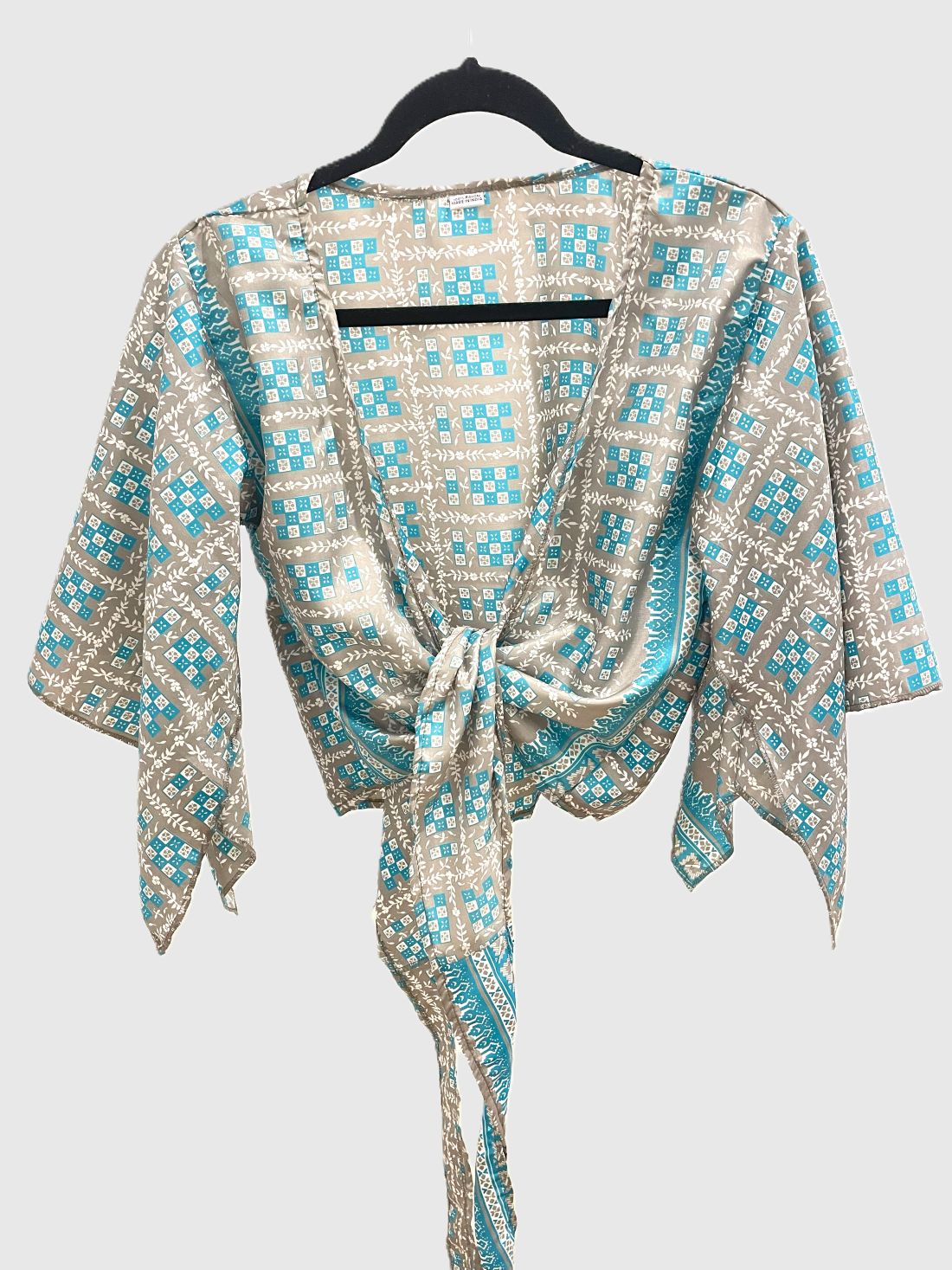 Indian Tight Top Bluse in Türkis, Grau und Weiß