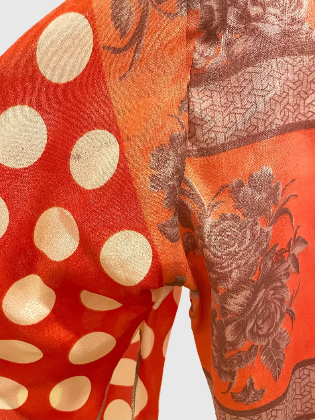 Indian Tight Top Bluse in Rot, Orange und Weiß mit Flecken am Ärmel