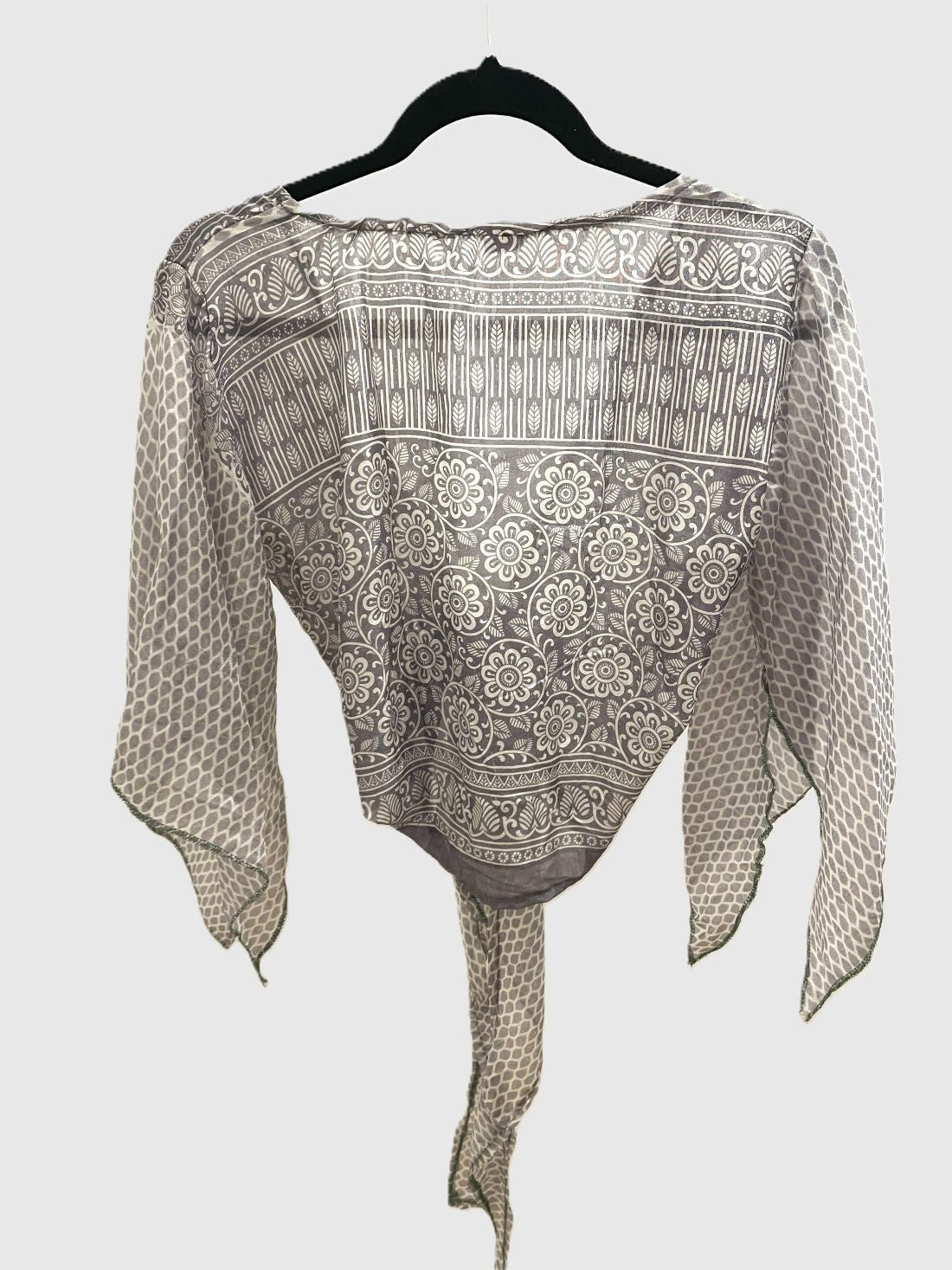 Indian Tight Top Bluse in Grau und Weiß