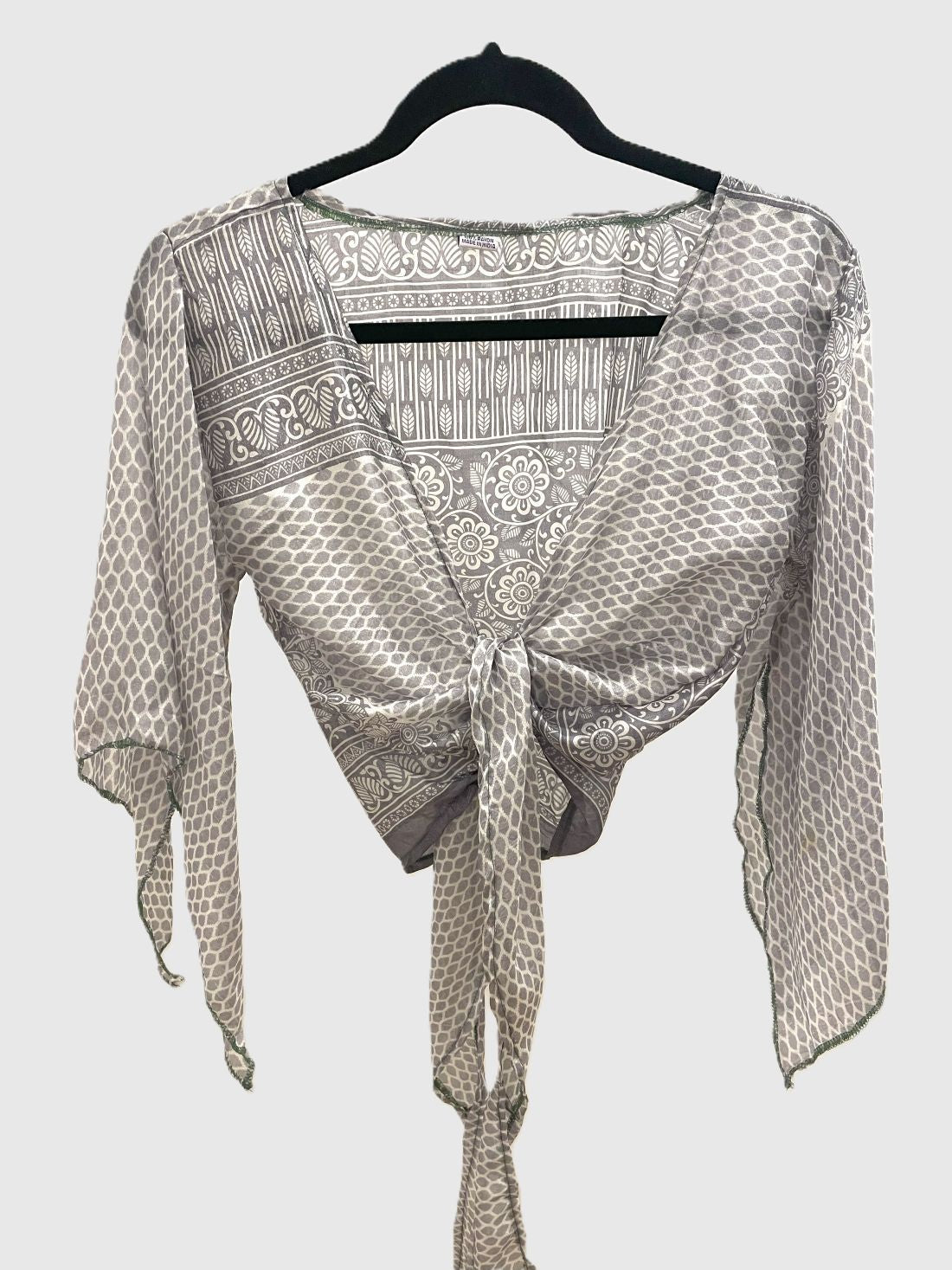 Indian Tight Top Bluse in Grau und Weiß