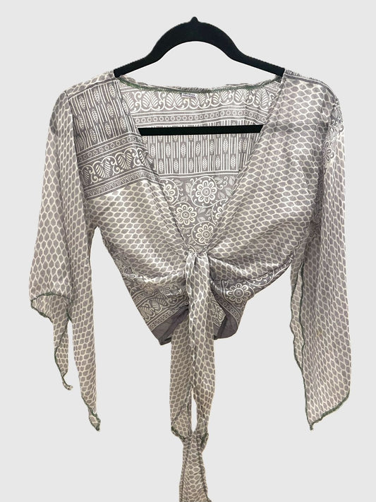 Indian Tight Top Bluse in Grau und Weiß