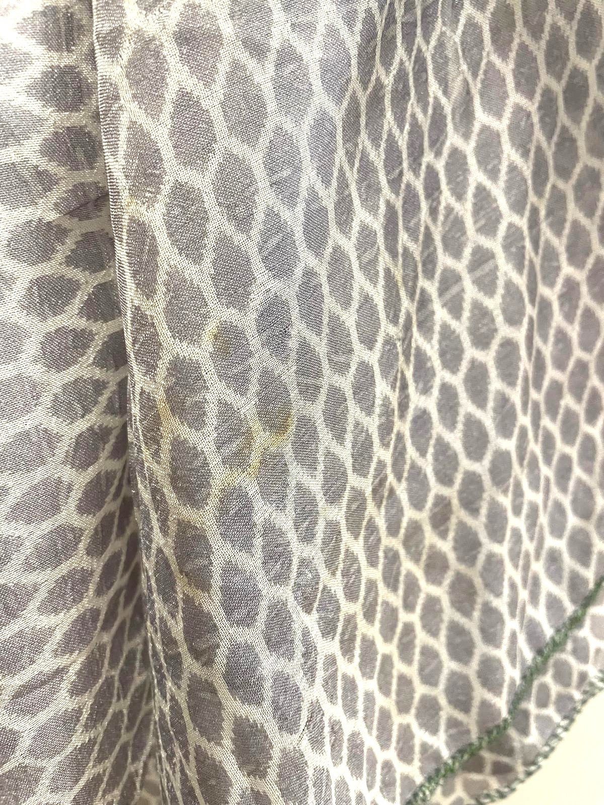 Indian Tight Top Bluse in Grau und Weiß mit Fleck am Ärmel